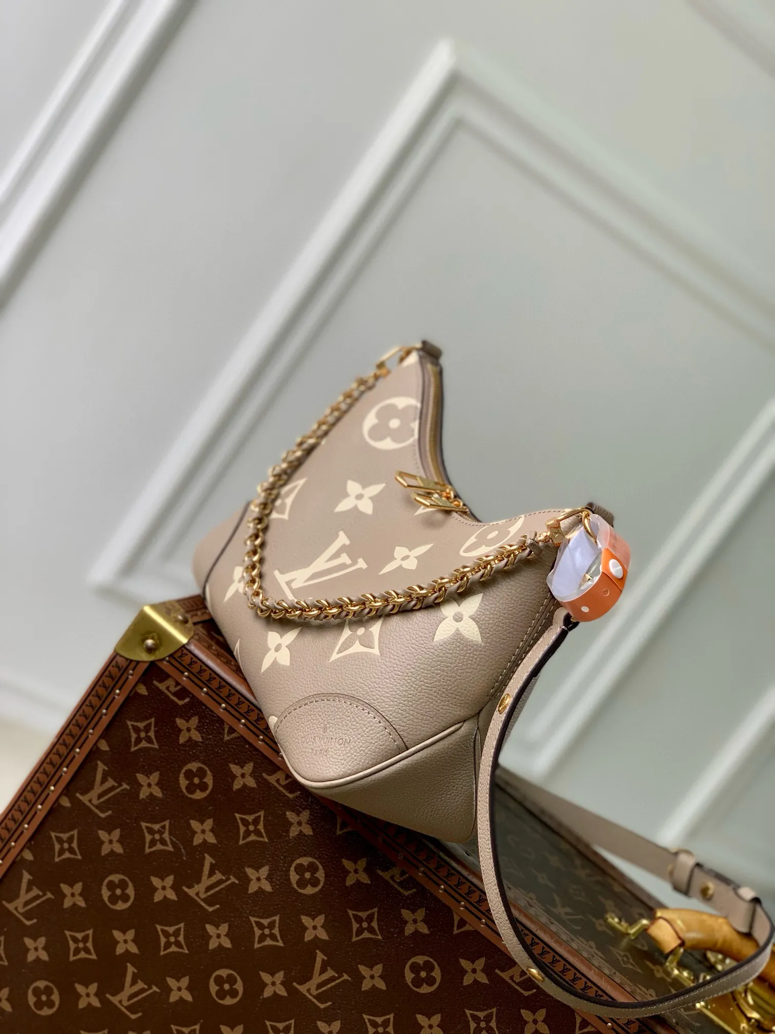 💰940 (top layer leather) top original single M12930 gray screen printing, this Boulogne handbag uses Monogram Empreinte leather to reinterpret the classic design, and can show your individual style in a variety of carrying methods. An interior slip pocket can easily store your smartphone, and the braided chain is accented with dazzling hardware. 16 x 9.5 x 29 cm (height x width x length)