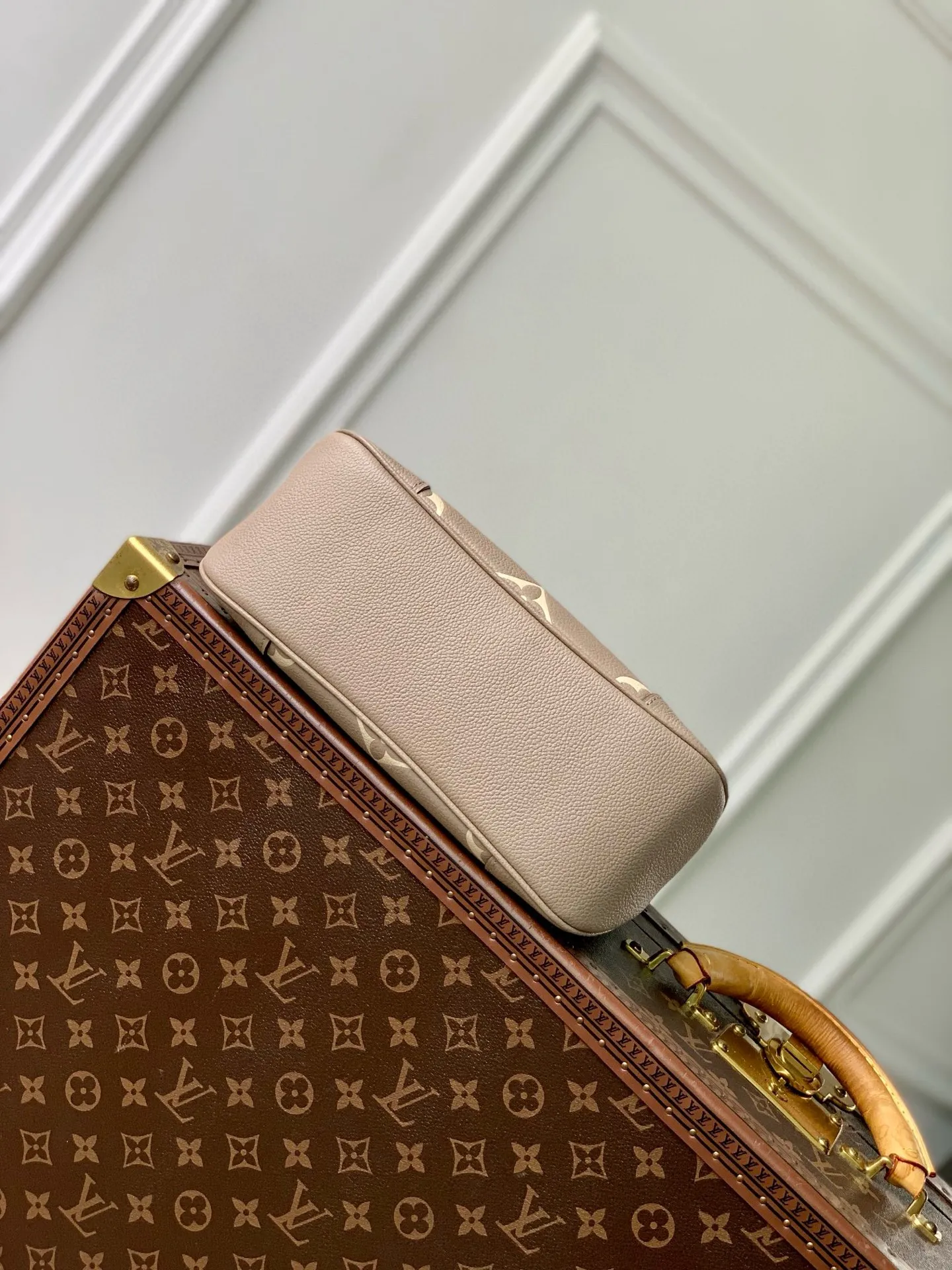 💰940 (top layer leather) top original single M12930 gray screen printing, this Boulogne handbag uses Monogram Empreinte leather to reinterpret the classic design, and can show your individual style in a variety of carrying methods. An interior slip pocket can easily store your smartphone, and the braided chain is accented with dazzling hardware. 16 x 9.5 x 29 cm (height x width x length)
