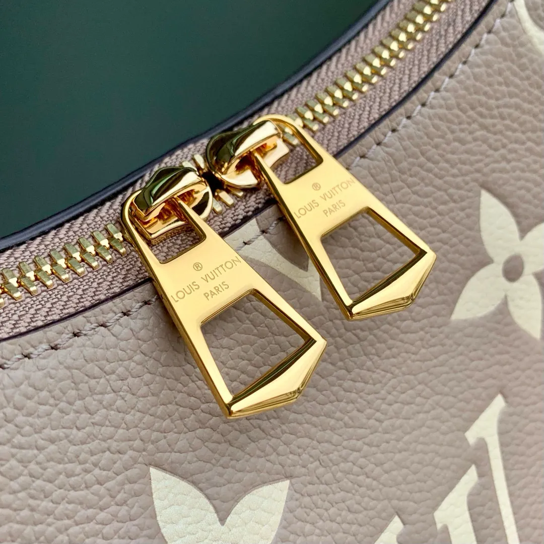 💰940 (top layer leather) top original single M12930 gray screen printing, this Boulogne handbag uses Monogram Empreinte leather to reinterpret the classic design, and can show your individual style in a variety of carrying methods. An interior slip pocket can easily store your smartphone, and the braided chain is accented with dazzling hardware. 16 x 9.5 x 29 cm (height x width x length)