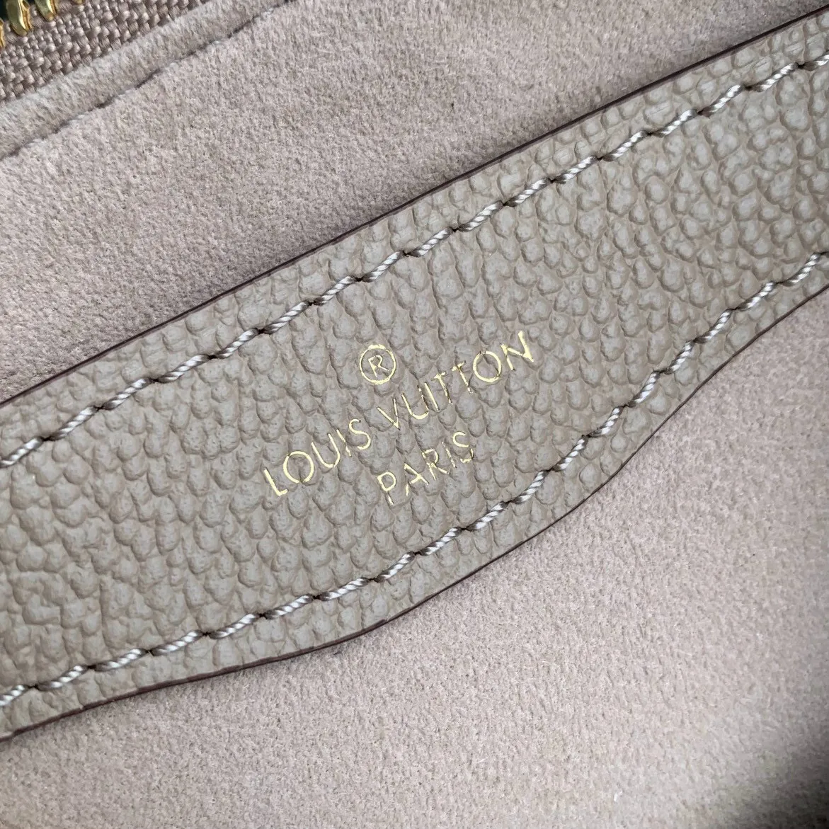 💰940 (top layer leather) top original single M12930 gray screen printing, this Boulogne handbag uses Monogram Empreinte leather to reinterpret the classic design, and can show your individual style in a variety of carrying methods. An interior slip pocket can easily store your smartphone, and the braided chain is accented with dazzling hardware. 16 x 9.5 x 29 cm (height x width x length)