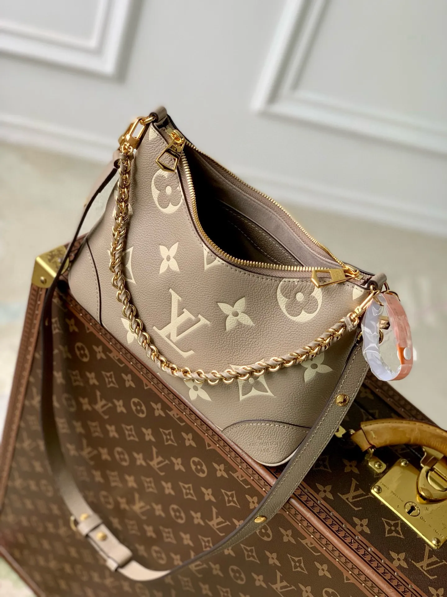 💰940 (top layer leather) top original single M12930 gray screen printing, this Boulogne handbag uses Monogram Empreinte leather to reinterpret the classic design, and can show your individual style in a variety of carrying methods. An interior slip pocket can easily store your smartphone, and the braided chain is accented with dazzling hardware. 16 x 9.5 x 29 cm (height x width x length)