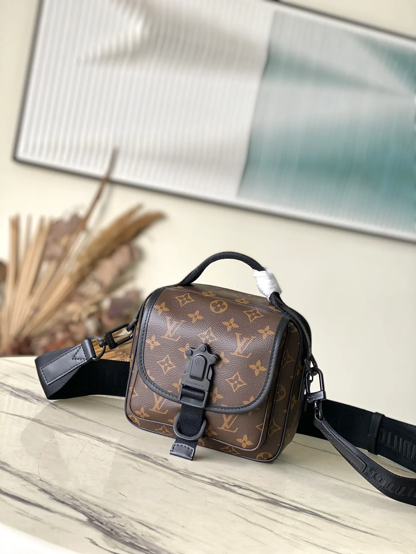 💰960 Top Original Order M46973 This Quest messenger bag is made of Monogram Macassar canvas, which combines dynamic style and functional considerations. The logo shoulder strap adds classic details, and the quick-release buckle follows the elements of Louis Vuitton's traditional hard luggage. The compact and close-fitting structure makes it easy to store personal items. Dimensions: 18 × 18 × 10 cm