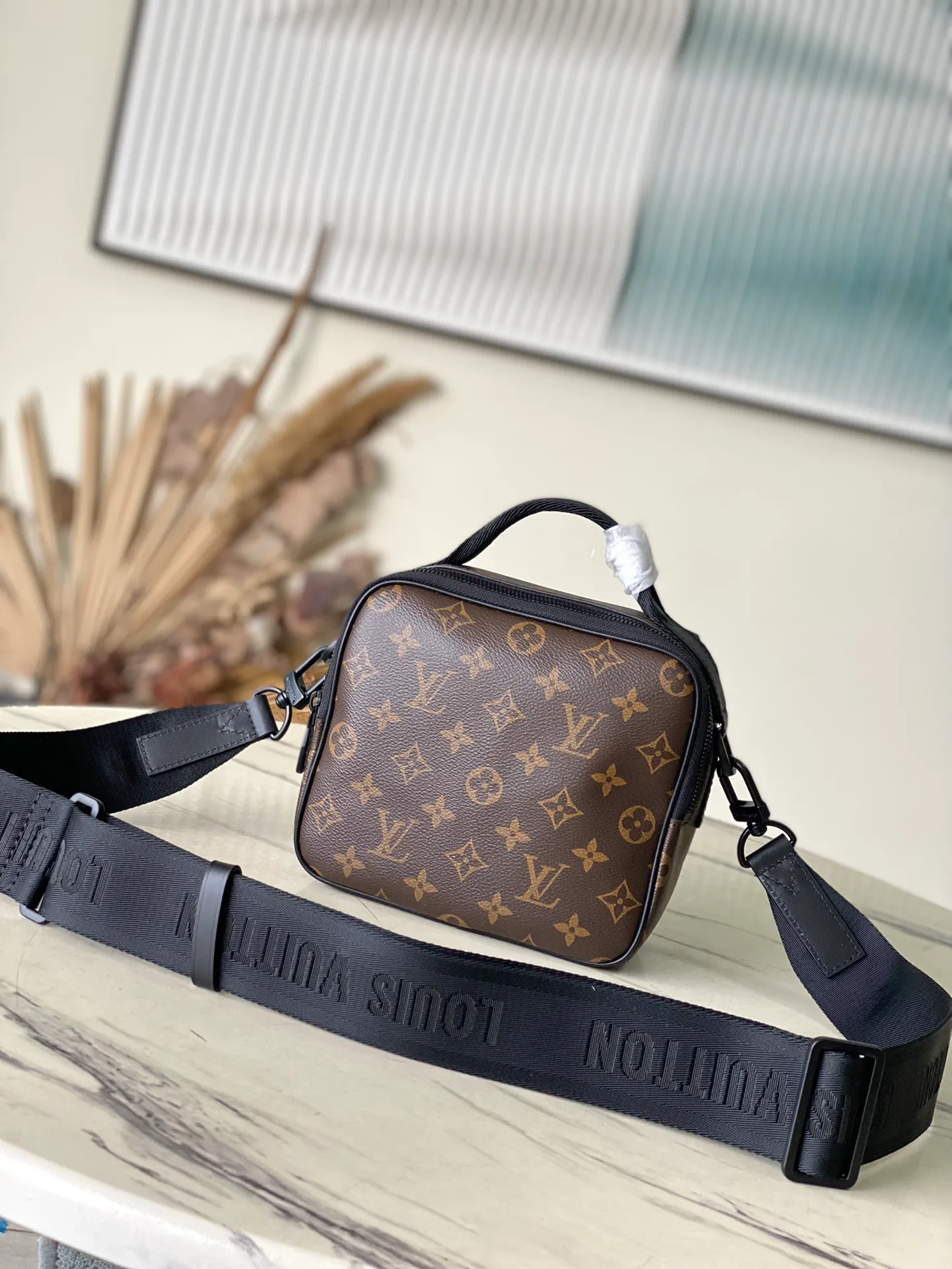💰960 Top Original Order M46973 This Quest messenger bag is made of Monogram Macassar canvas, which combines dynamic style and functional considerations. The logo shoulder strap adds classic details, and the quick-release buckle follows the elements of Louis Vuitton's traditional hard luggage. The compact and close-fitting structure makes it easy to store personal items. Dimensions: 18 × 18 × 10 cm