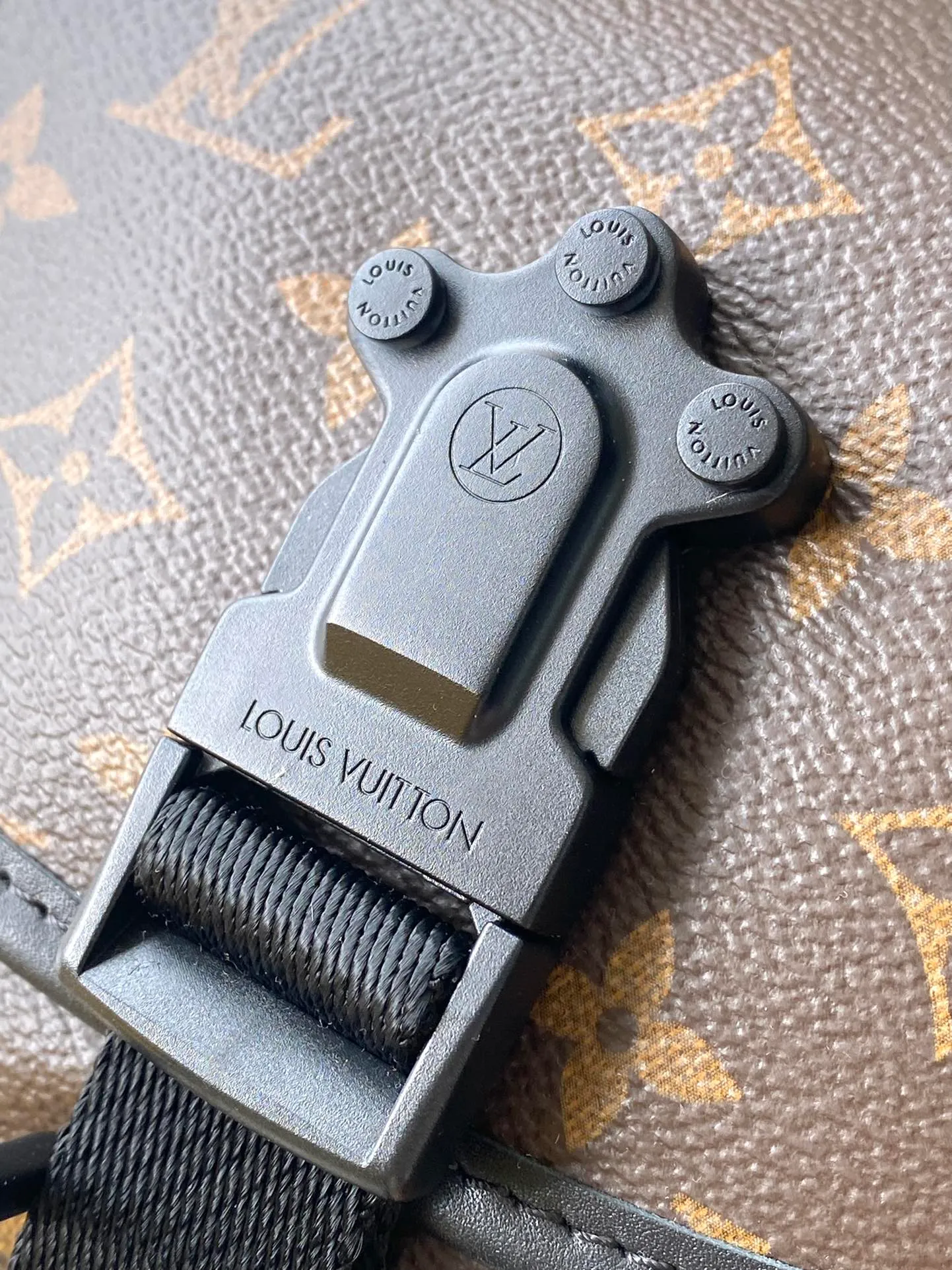 💰960 Top Original Order M46973 This Quest messenger bag is made of Monogram Macassar canvas, which combines dynamic style and functional considerations. The logo shoulder strap adds classic details, and the quick-release buckle follows the elements of Louis Vuitton's traditional hard luggage. The compact and close-fitting structure makes it easy to store personal items. Dimensions: 18 × 18 × 10 cm