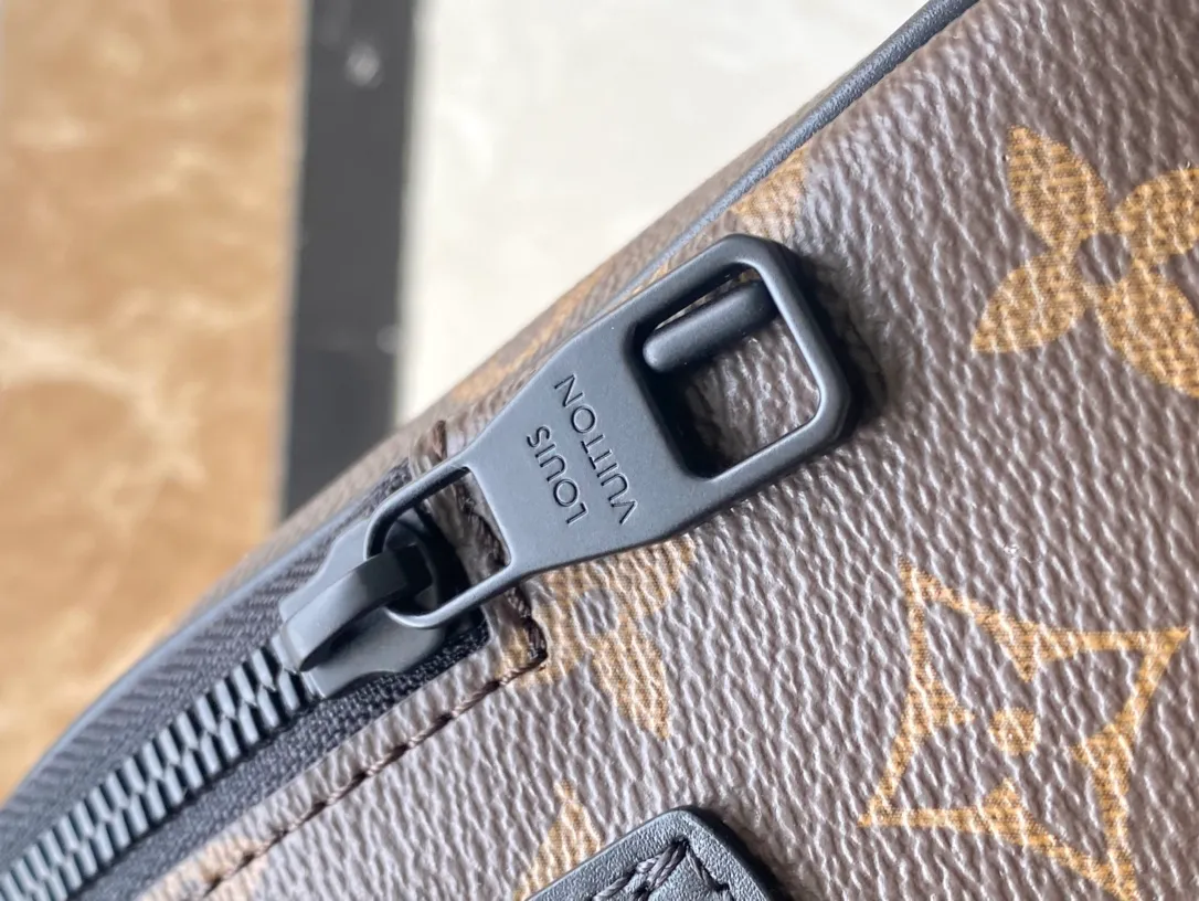 💰960 Top Original Order M46973 This Quest messenger bag is made of Monogram Macassar canvas, which combines dynamic style and functional considerations. The logo shoulder strap adds classic details, and the quick-release buckle follows the elements of Louis Vuitton's traditional hard luggage. The compact and close-fitting structure makes it easy to store personal items. Dimensions: 18 × 18 × 10 cm