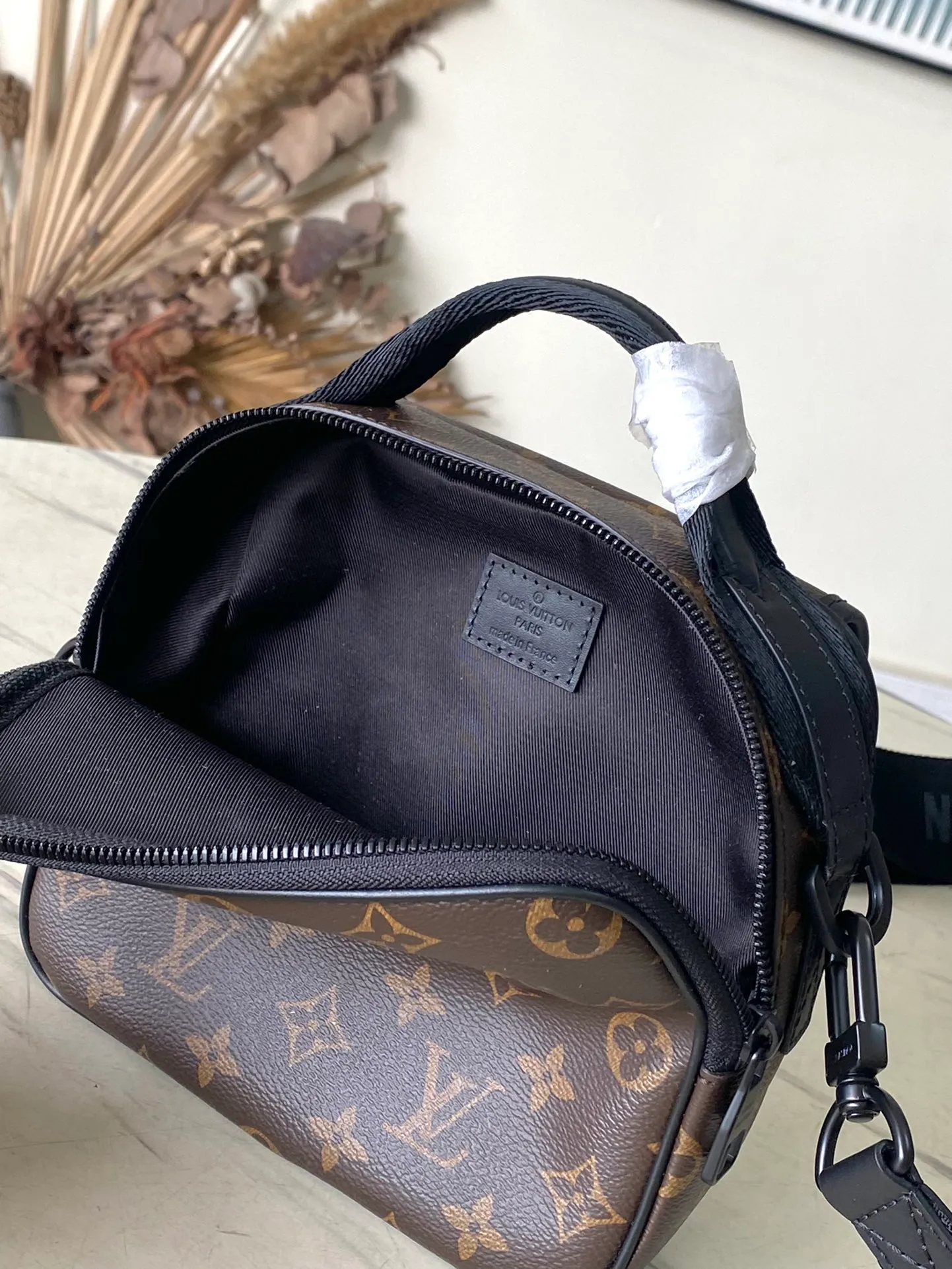 💰960 Top Original Order M46973 This Quest messenger bag is made of Monogram Macassar canvas, which combines dynamic style and functional considerations. The logo shoulder strap adds classic details, and the quick-release buckle follows the elements of Louis Vuitton's traditional hard luggage. The compact and close-fitting structure makes it easy to store personal items. Dimensions: 18 × 18 × 10 cm