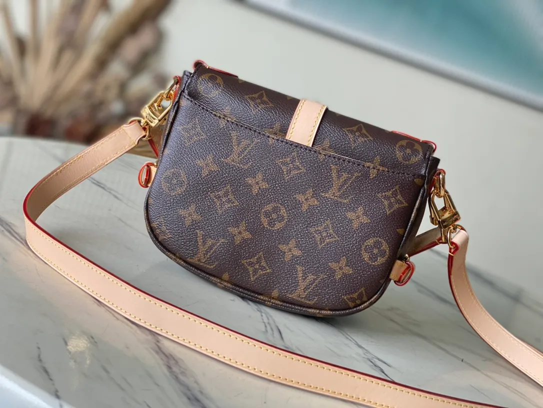 💰880 Top Original M46740 Saumur BB handbag is made of Monogram canvas, recreating the beloved collection design with contemporary touches. The saddle bag shape and cow leather buckle reflect the knight's style. The hidden magnetic buckle on the front allows for convenient opening and closing. The compact structure can accommodate daily needs. Removable shoulder strap and handle provide multiple carrying options. Dimensions: 20 × 16 × 7.5 cm