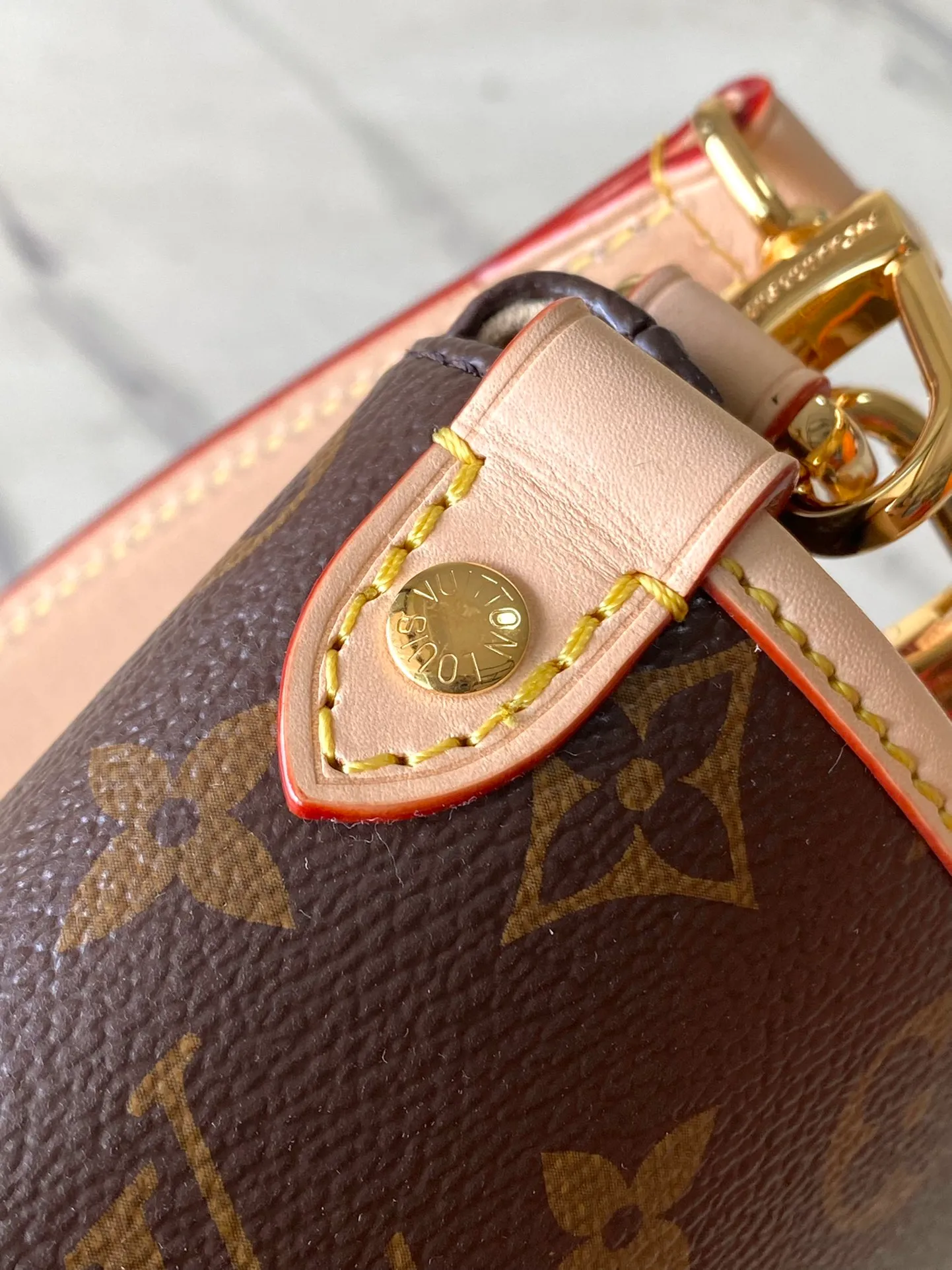 💰880 Top Original M46740 Saumur BB handbag is made of Monogram canvas, recreating the beloved collection design with contemporary touches. The saddle bag shape and cow leather buckle reflect the knight's style. The hidden magnetic buckle on the front allows for convenient opening and closing. The compact structure can accommodate daily needs. Removable shoulder strap and handle provide multiple carrying options. Dimensions: 20 × 16 × 7.5 cm