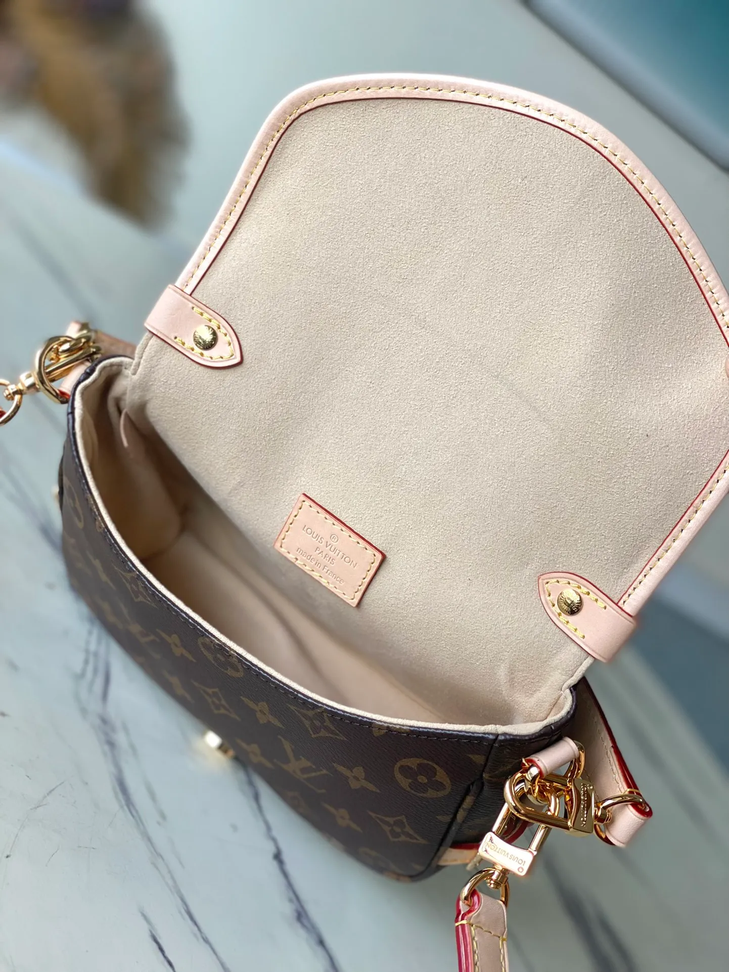 💰880 Top Original M46740 Saumur BB handbag is made of Monogram canvas, recreating the beloved collection design with contemporary touches. The saddle bag shape and cow leather buckle reflect the knight's style. The hidden magnetic buckle on the front allows for convenient opening and closing. The compact structure can accommodate daily needs. Removable shoulder strap and handle provide multiple carrying options. Dimensions: 20 × 16 × 7.5 cm