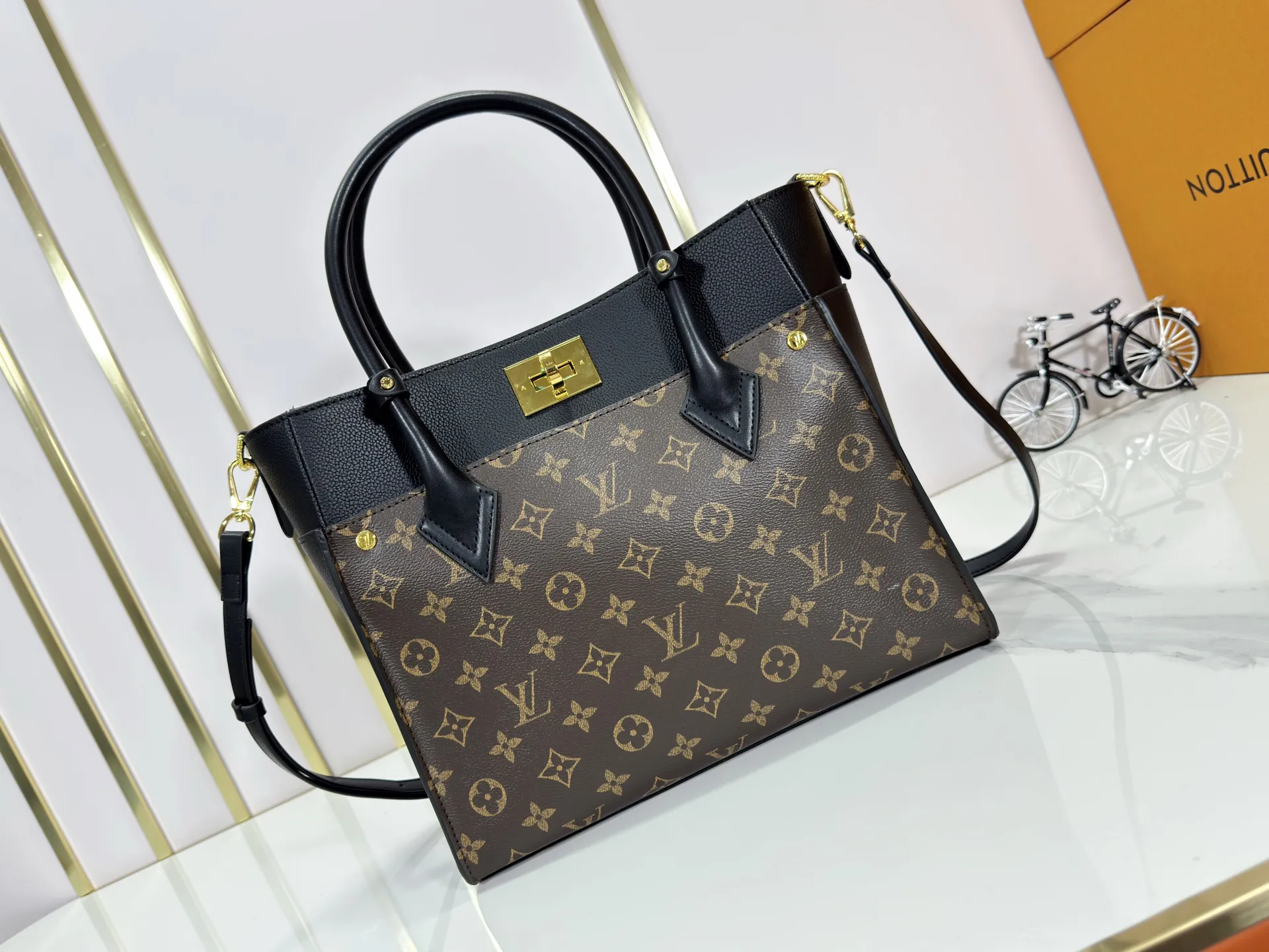 P340 upgraded original M53826 M53825 M53824 M53823On My Side handbag shows the elegant fusion of calfskin and classic Monogram canvas. Contrasting canvas shapes the large outer pocket, creating a trompe l'oeil effect as if two handbags merge into one. Plenty of space can easily accommodate office needs, and the adjustable shoulder strap allows for a cross-body style. Dimensions: 30.5 x 24.5 x 14 cm (Length x Height x Width) - Calfskin and Monogram coated canvas - Cowhide leather trim - Microfiber lining - 2 top handles for hand or elbow carry - Adjustable shoulder strap for shoulder or cross-body wear - Lock closure - 2 outer pockets with magnetic closure - Zip pocket - 1 patch pocket