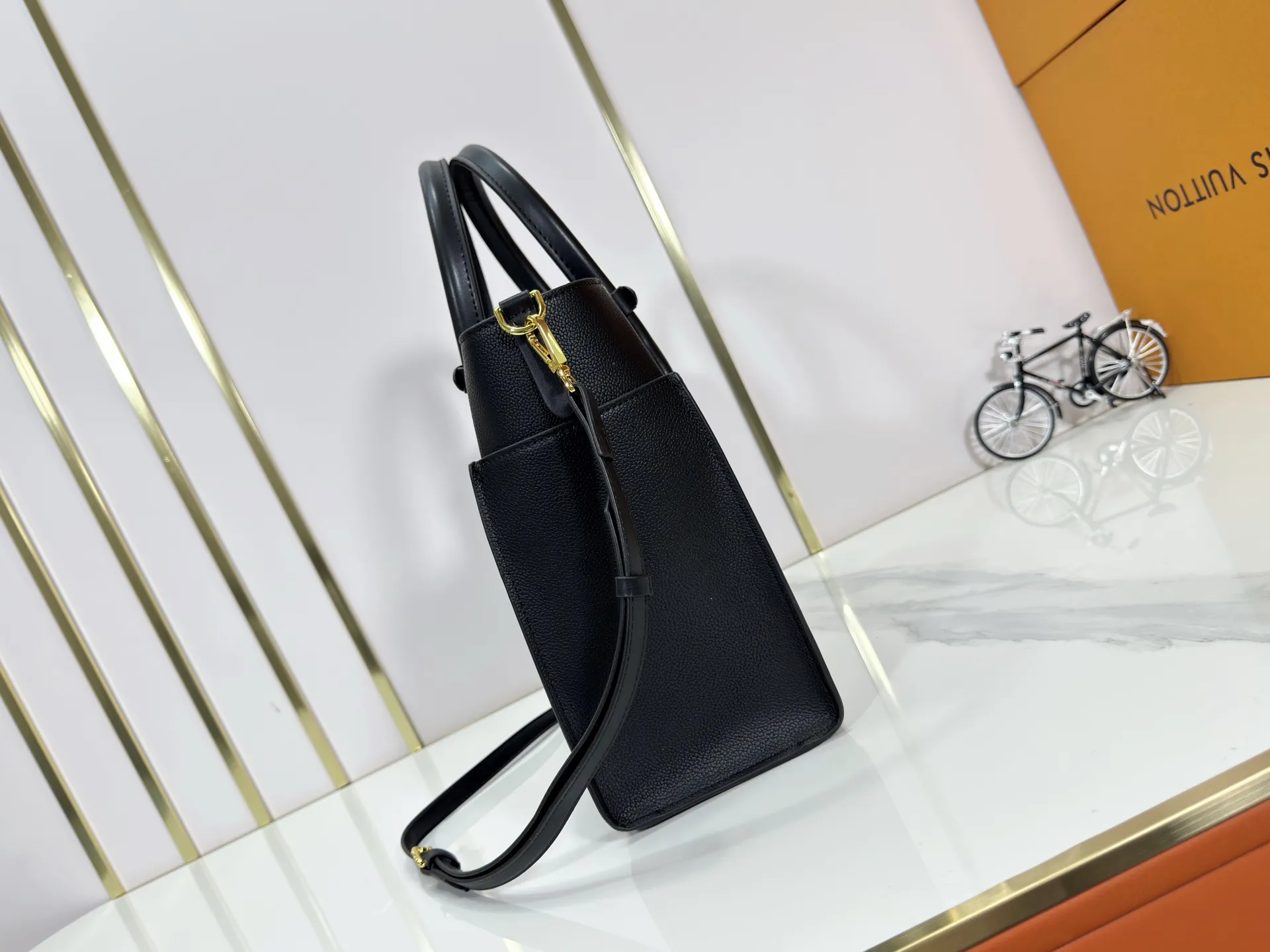 P340 upgraded original M53826 M53825 M53824 M53823On My Side handbag shows the elegant fusion of calfskin and classic Monogram canvas. Contrasting canvas shapes the large outer pocket, creating a trompe l'oeil effect as if two handbags merge into one. Plenty of space can easily accommodate office needs, and the adjustable shoulder strap allows for a cross-body style. Dimensions: 30.5 x 24.5 x 14 cm (Length x Height x Width) - Calfskin and Monogram coated canvas - Cowhide leather trim - Microfiber lining - 2 top handles for hand or elbow carry - Adjustable shoulder strap for shoulder or cross-body wear - Lock closure - 2 outer pockets with magnetic closure - Zip pocket - 1 patch pocket