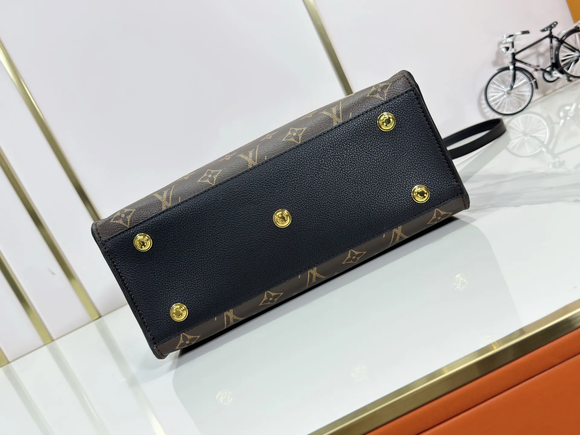 P340 upgraded original M53826 M53825 M53824 M53823On My Side handbag shows the elegant fusion of calfskin and classic Monogram canvas. Contrasting canvas shapes the large outer pocket, creating a trompe l'oeil effect as if two handbags merge into one. Plenty of space can easily accommodate office needs, and the adjustable shoulder strap allows for a cross-body style. Dimensions: 30.5 x 24.5 x 14 cm (Length x Height x Width) - Calfskin and Monogram coated canvas - Cowhide leather trim - Microfiber lining - 2 top handles for hand or elbow carry - Adjustable shoulder strap for shoulder or cross-body wear - Lock closure - 2 outer pockets with magnetic closure - Zip pocket - 1 patch pocket
