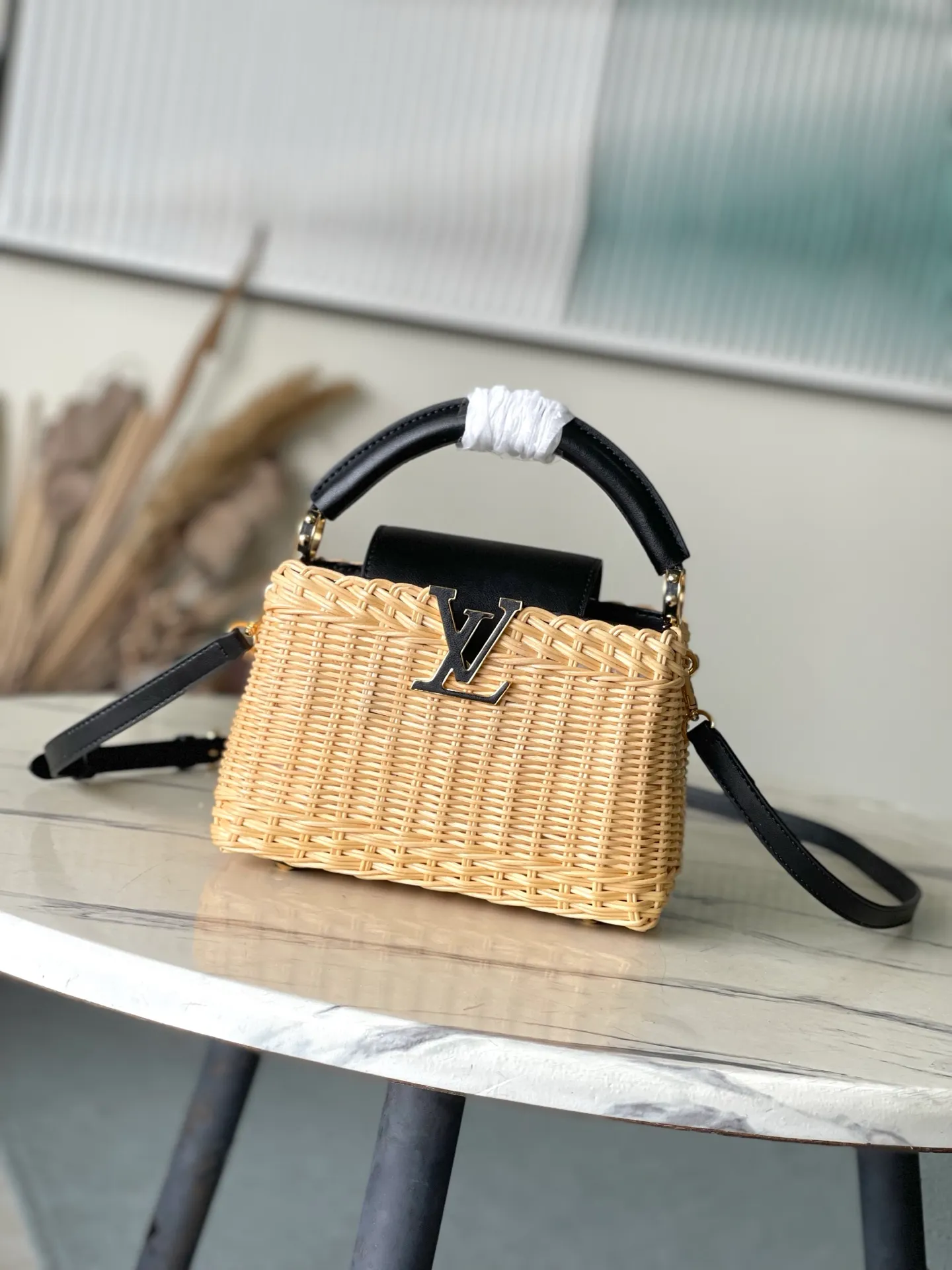 💰2020 Premium Original Leather M14366 Black Mini This Capucines mini handbag traces back to the Picnic hard case launched by the brand in 1892, conveying holiday style with its elegant design. The rattan bag body requires several days of ingenious weaving to complete, and it has enough space to easily accommodate daily needs. The flip cover can be placed on both the inside and outside at will, and the LV letters and printed lining reiterate the brand's identity. Dimensions: 21 × 14 × 8 cm