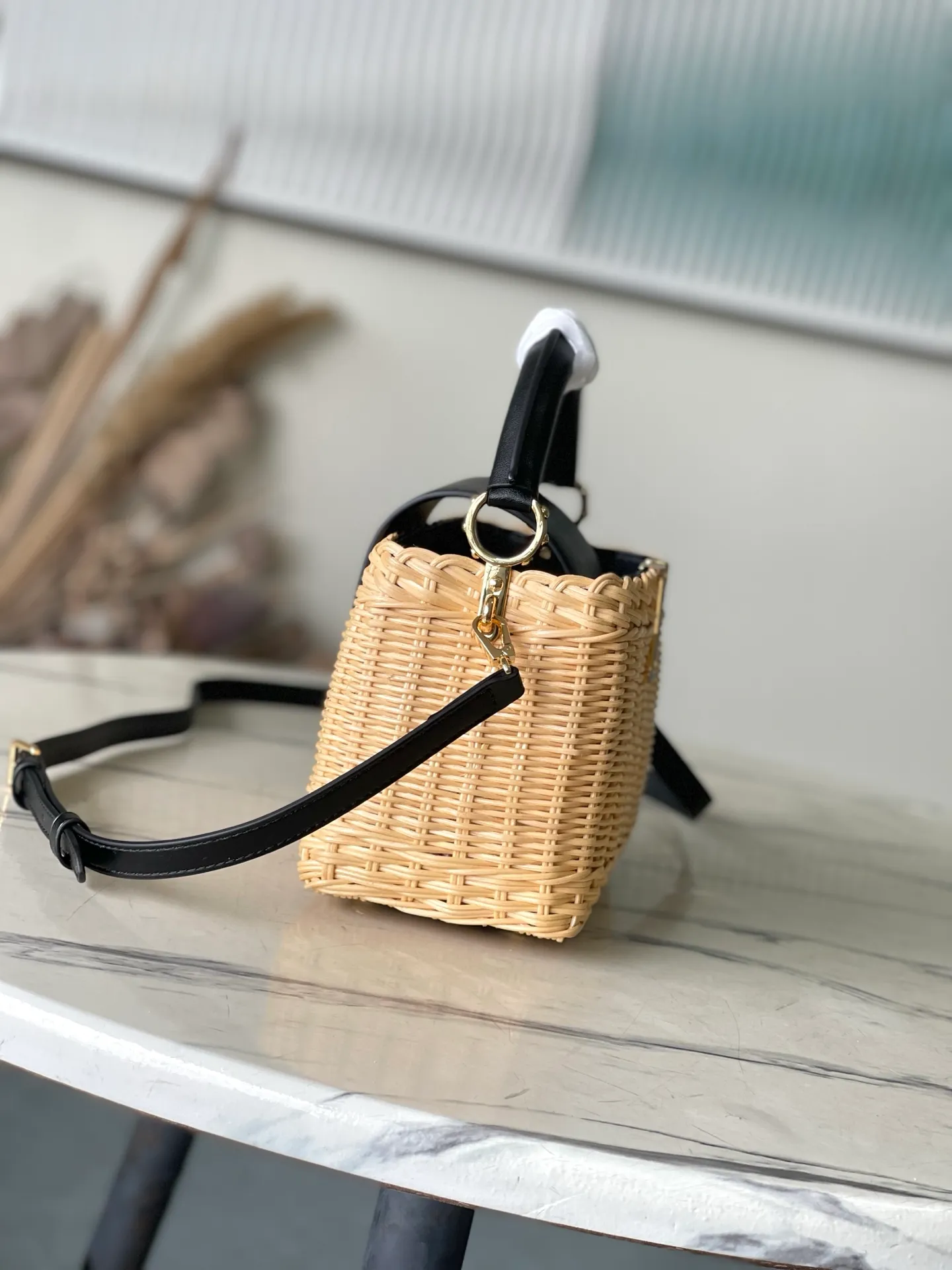 💰2020 Premium Original Leather M14366 Black Mini This Capucines mini handbag traces back to the Picnic hard case launched by the brand in 1892, conveying holiday style with its elegant design. The rattan bag body requires several days of ingenious weaving to complete, and it has enough space to easily accommodate daily needs. The flip cover can be placed on both the inside and outside at will, and the LV letters and printed lining reiterate the brand's identity. Dimensions: 21 × 14 × 8 cm