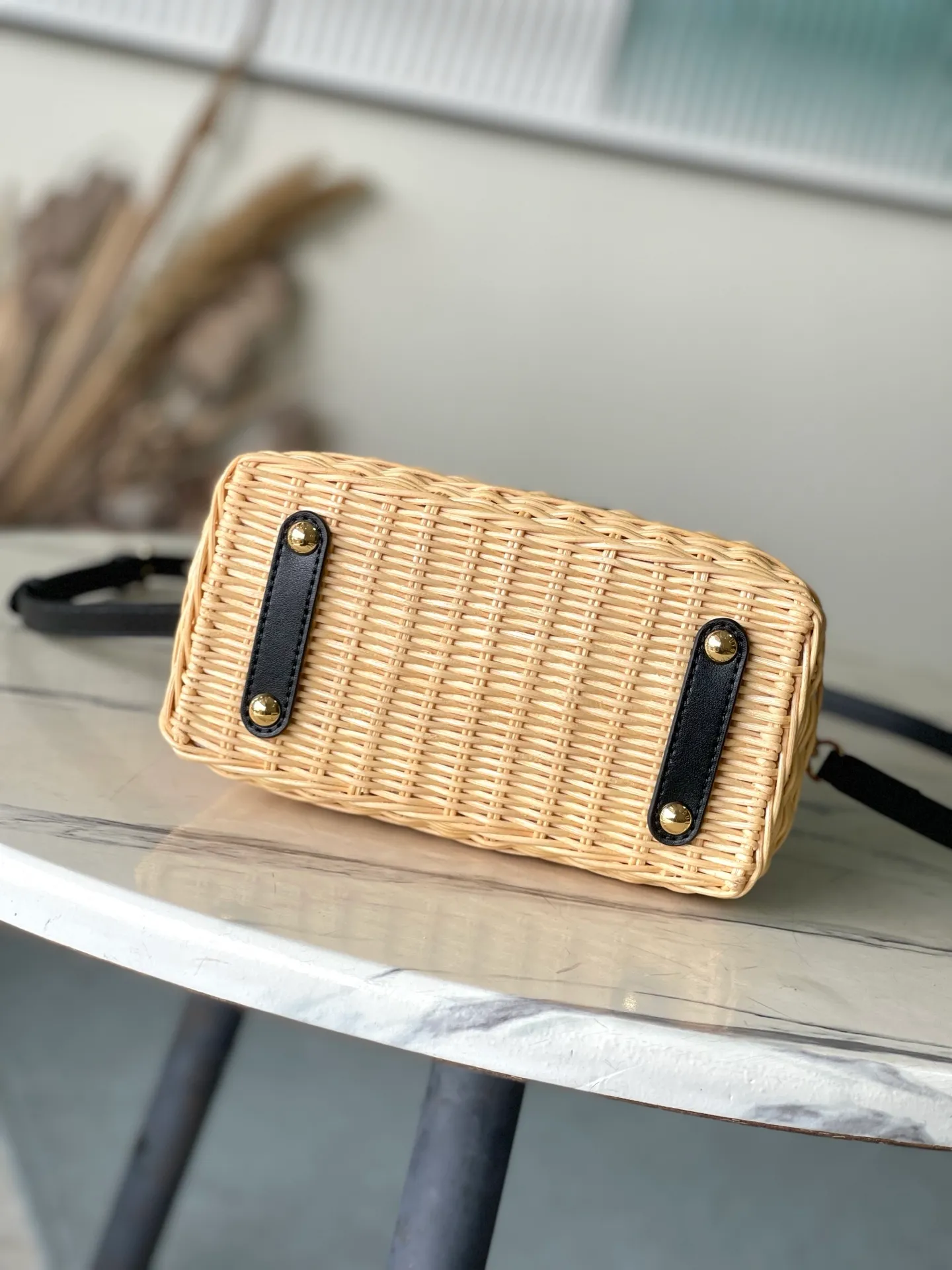 💰2020 Premium Original Leather M14366 Black Mini This Capucines mini handbag traces back to the Picnic hard case launched by the brand in 1892, conveying holiday style with its elegant design. The rattan bag body requires several days of ingenious weaving to complete, and it has enough space to easily accommodate daily needs. The flip cover can be placed on both the inside and outside at will, and the LV letters and printed lining reiterate the brand's identity. Dimensions: 21 × 14 × 8 cm