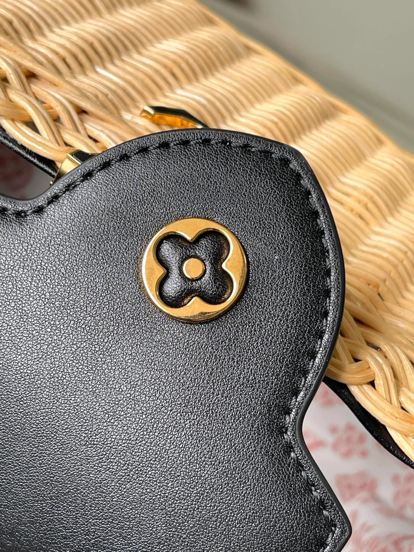 💰2020 Premium Original Leather M14366 Black Mini This Capucines mini handbag traces back to the Picnic hard case launched by the brand in 1892, conveying holiday style with its elegant design. The rattan bag body requires several days of ingenious weaving to complete, and it has enough space to easily accommodate daily needs. The flip cover can be placed on both the inside and outside at will, and the LV letters and printed lining reiterate the brand's identity. Dimensions: 21 × 14 × 8 cm