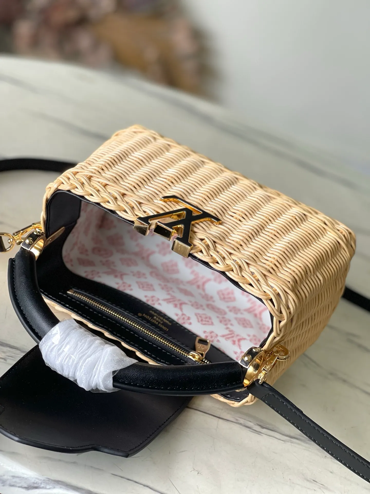 💰2020 Premium Original Leather M14366 Black Mini This Capucines mini handbag traces back to the Picnic hard case launched by the brand in 1892, conveying holiday style with its elegant design. The rattan bag body requires several days of ingenious weaving to complete, and it has enough space to easily accommodate daily needs. The flip cover can be placed on both the inside and outside at will, and the LV letters and printed lining reiterate the brand's identity. Dimensions: 21 × 14 × 8 cm