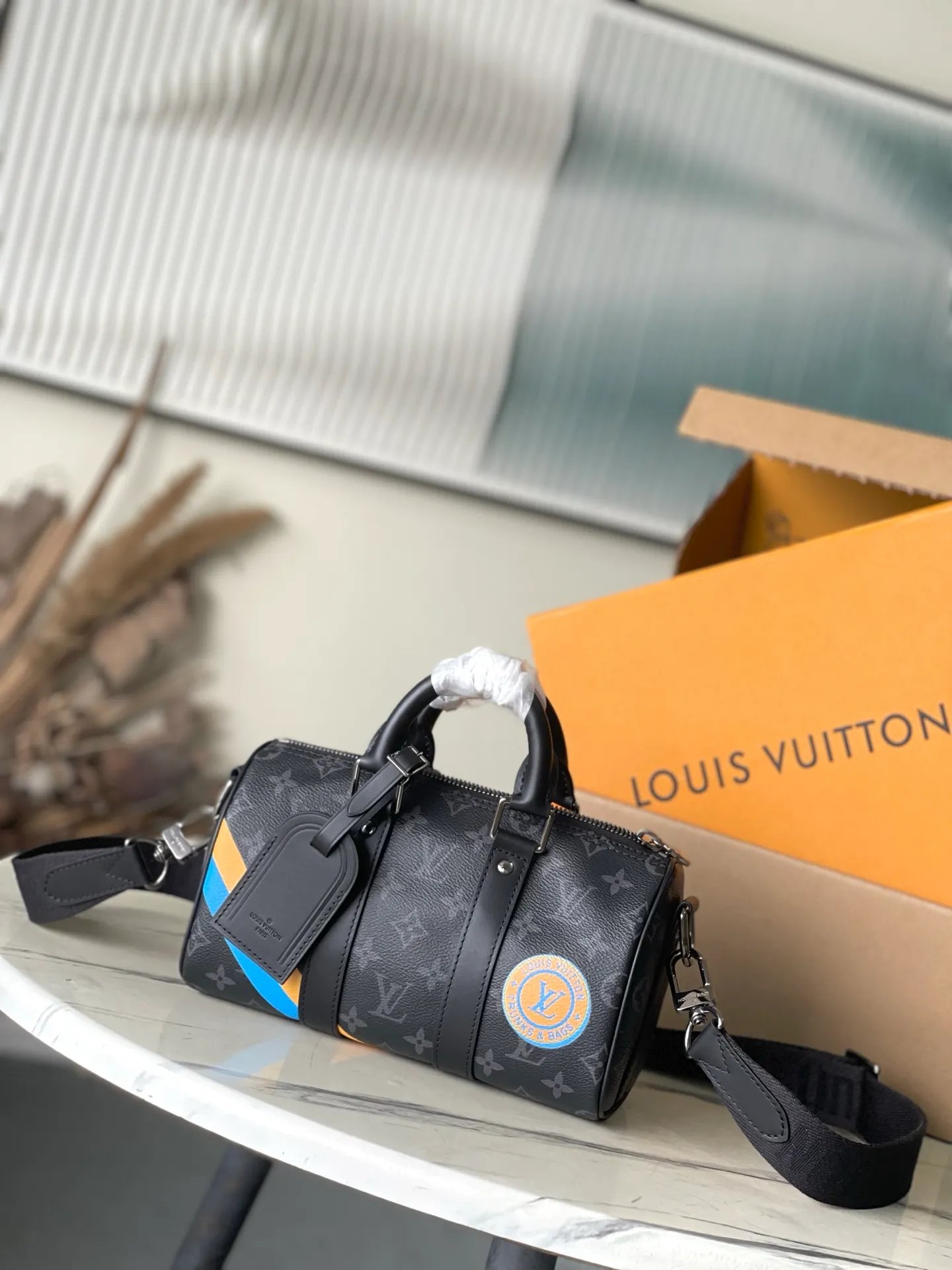 💰1020 Top Original P3884 Black Flower Silk Print This Keepall Bandoulière 25 handbag is made of leather with a painted effect and a Monogram canvas outer bag, making it easy to take and place your belongings. Removable and adjustable leather shoulder strap provides comfortable shoulder carrying experience. Size: 25*15*11cm