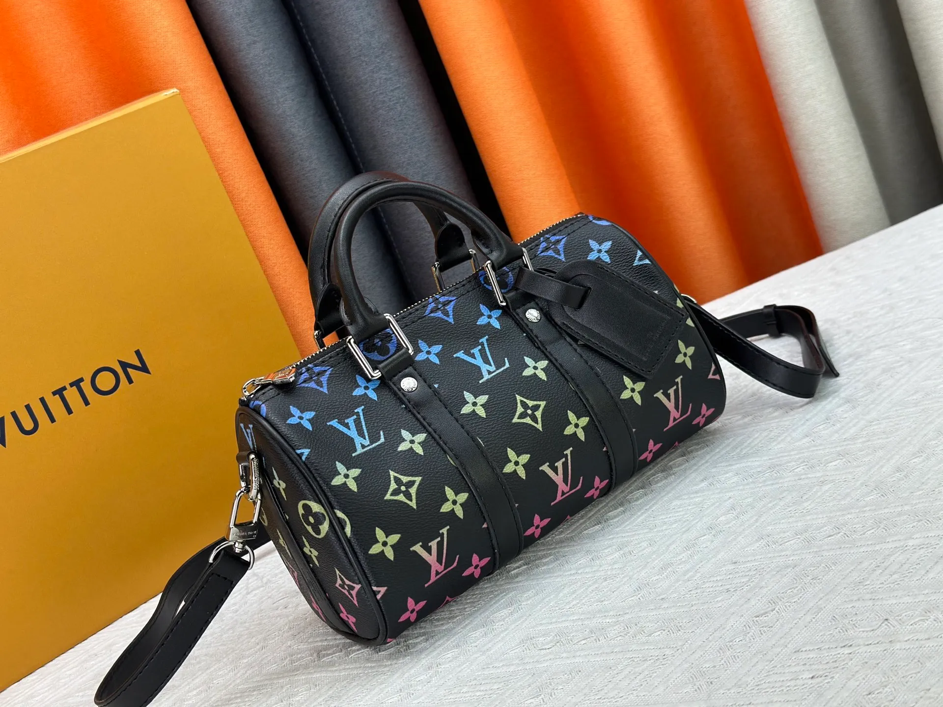 P250 Upgraded Original M14078 M01942 M15076 M24434 M46271 M20900 M46249 This handbag condenses the classic silhouette of the Keepall travel bag. It is made of Monogram embossed Taurillon leather. Its compact shape is suitable for storing small items such as mobile phones and wallets. With its clever use of leather handles and detachable shoulder strap, it's easy to carry with you in trendy style. Detailed features Dimensions: 25✘15✘11 cm