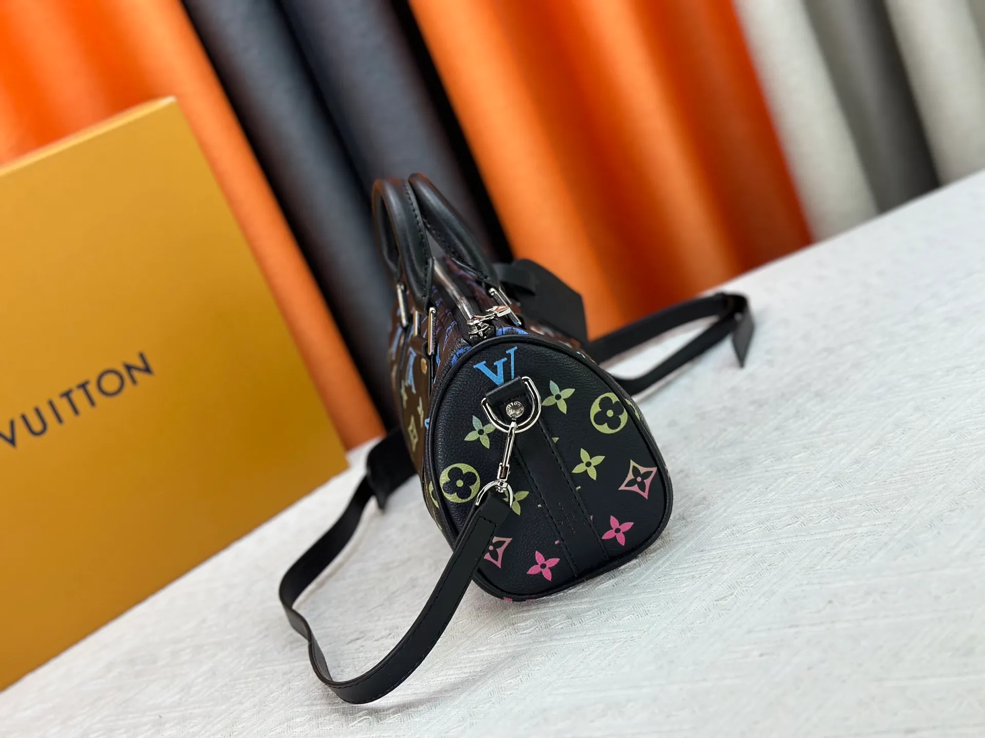P250 Upgraded Original M14078 M01942 M15076 M24434 M46271 M20900 M46249 This handbag condenses the classic silhouette of the Keepall travel bag. It is made of Monogram embossed Taurillon leather. Its compact shape is suitable for storing small items such as mobile phones and wallets. With its clever use of leather handles and detachable shoulder strap, it's easy to carry with you in trendy style. Detailed features Dimensions: 25✘15✘11 cm