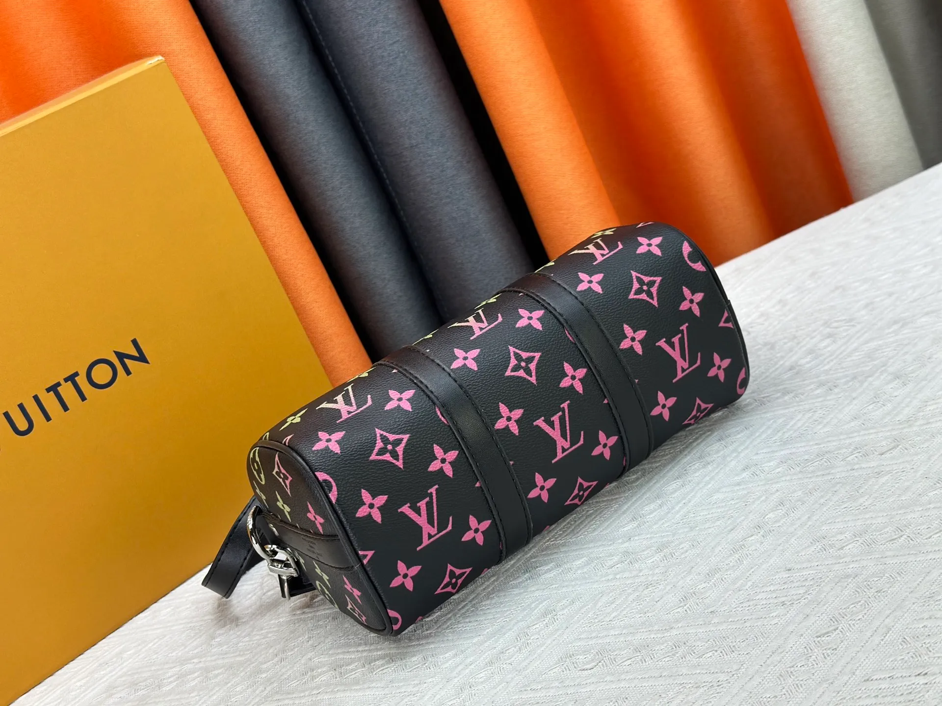 P250 Upgraded Original M14078 M01942 M15076 M24434 M46271 M20900 M46249 This handbag condenses the classic silhouette of the Keepall travel bag. It is made of Monogram embossed Taurillon leather. Its compact shape is suitable for storing small items such as mobile phones and wallets. With its clever use of leather handles and detachable shoulder strap, it's easy to carry with you in trendy style. Detailed features Dimensions: 25✘15✘11 cm