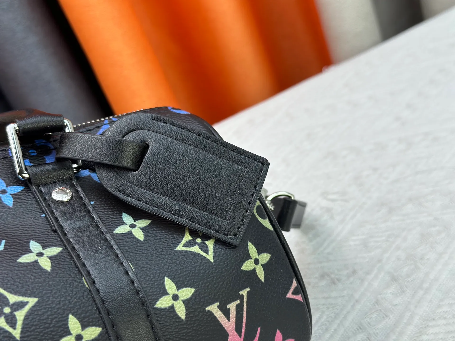 P250 Upgraded Original M14078 M01942 M15076 M24434 M46271 M20900 M46249 This handbag condenses the classic silhouette of the Keepall travel bag. It is made of Monogram embossed Taurillon leather. Its compact shape is suitable for storing small items such as mobile phones and wallets. With its clever use of leather handles and detachable shoulder strap, it's easy to carry with you in trendy style. Detailed features Dimensions: 25✘15✘11 cm