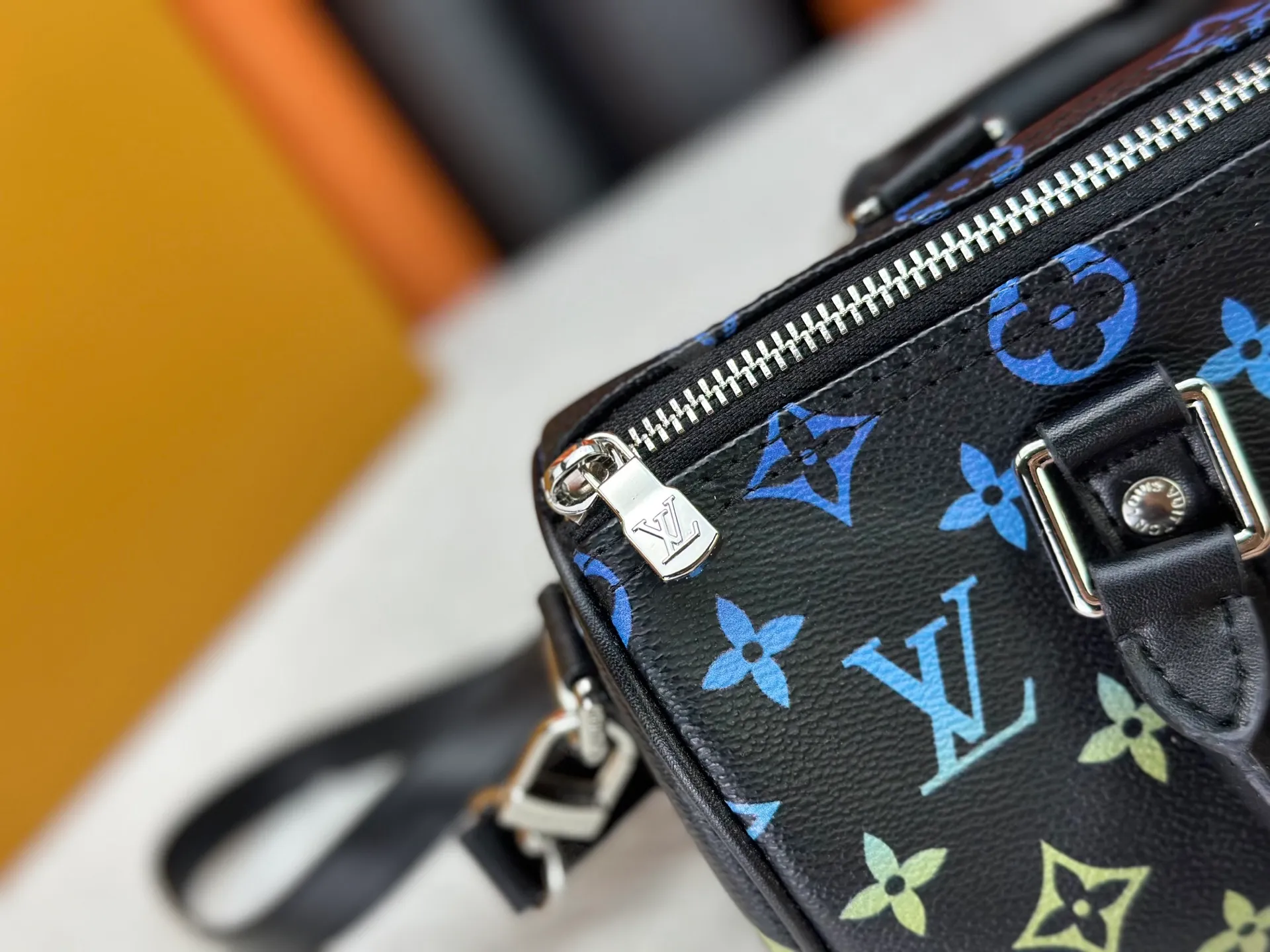 P250 Upgraded Original M14078 M01942 M15076 M24434 M46271 M20900 M46249 This handbag condenses the classic silhouette of the Keepall travel bag. It is made of Monogram embossed Taurillon leather. Its compact shape is suitable for storing small items such as mobile phones and wallets. With its clever use of leather handles and detachable shoulder strap, it's easy to carry with you in trendy style. Detailed features Dimensions: 25✘15✘11 cm