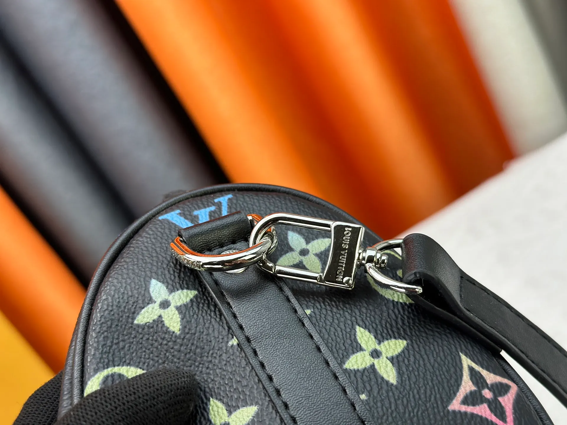 P250 Upgraded Original M14078 M01942 M15076 M24434 M46271 M20900 M46249 This handbag condenses the classic silhouette of the Keepall travel bag. It is made of Monogram embossed Taurillon leather. Its compact shape is suitable for storing small items such as mobile phones and wallets. With its clever use of leather handles and detachable shoulder strap, it's easy to carry with you in trendy style. Detailed features Dimensions: 25✘15✘11 cm