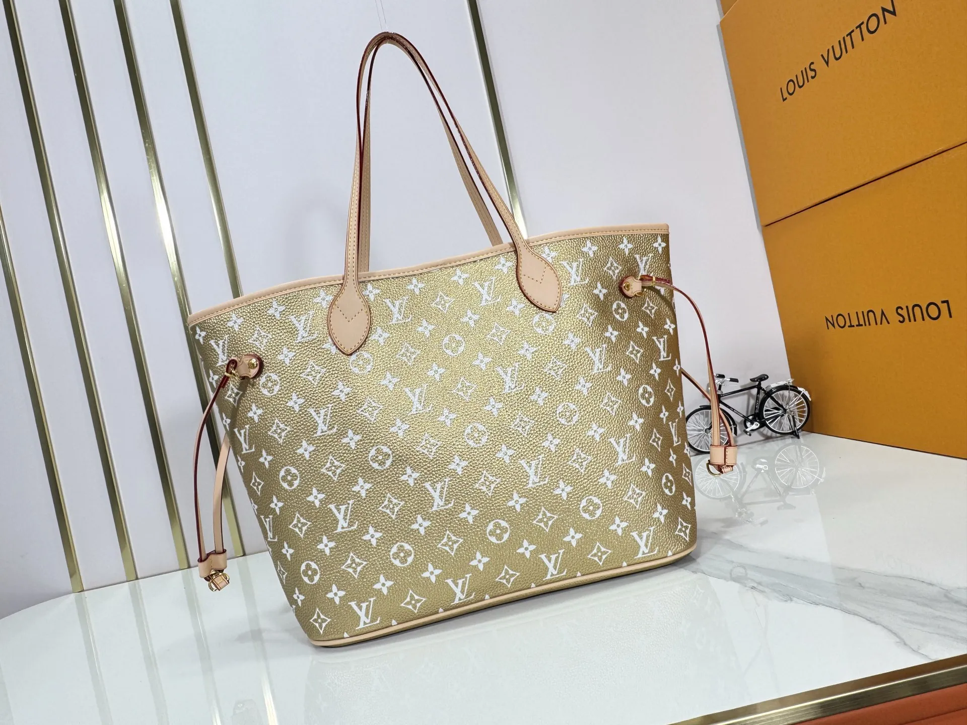 P280 Upgraded Original M45685 M40995 Neverfull handbags always meet your various handbag needs. It has a large capacity but is not bulky. It is stiff and soft to the touch, making it suitable for home and travel. Tighten the side ties and it instantly transforms into a stylish urban handbag. Loosen the straps and it transforms into a chic and practical handbag. The slender leather handle can be carried over the shoulder or between the arms. The model shown here is made of Damier Ebène canvas. Dimensions: 31.0 x 28.0 x 14.0 cm
