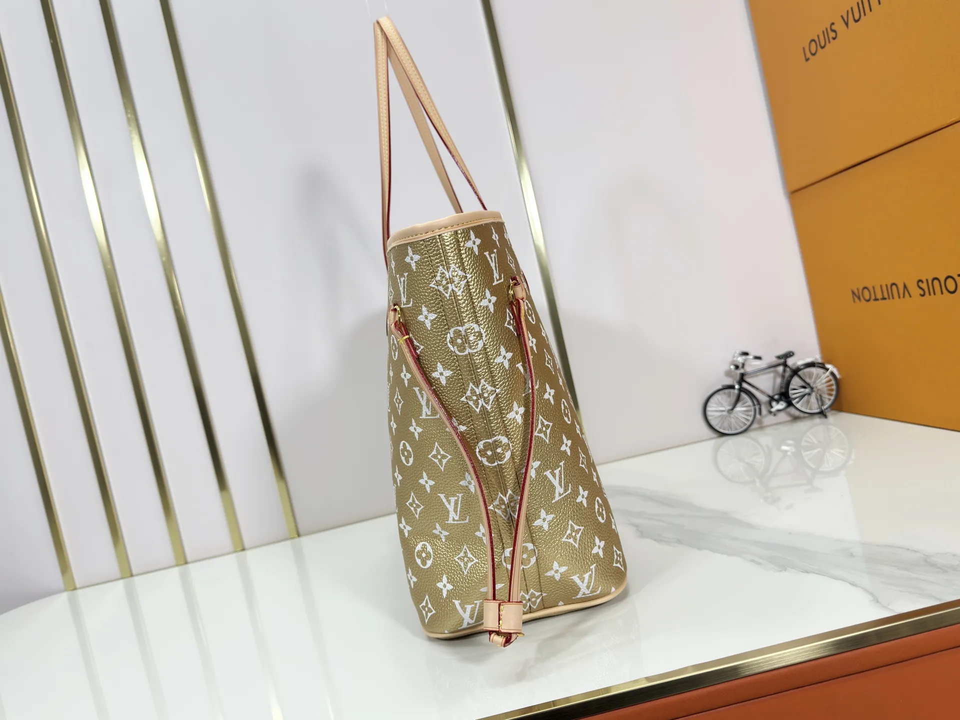 P280 Upgraded Original M45685 M40995 Neverfull handbags always meet your various handbag needs. It has a large capacity but is not bulky. It is stiff and soft to the touch, making it suitable for home and travel. Tighten the side ties and it instantly transforms into a stylish urban handbag. Loosen the straps and it transforms into a chic and practical handbag. The slender leather handle can be carried over the shoulder or between the arms. The model shown here is made of Damier Ebène canvas. Dimensions: 31.0 x 28.0 x 14.0 cm