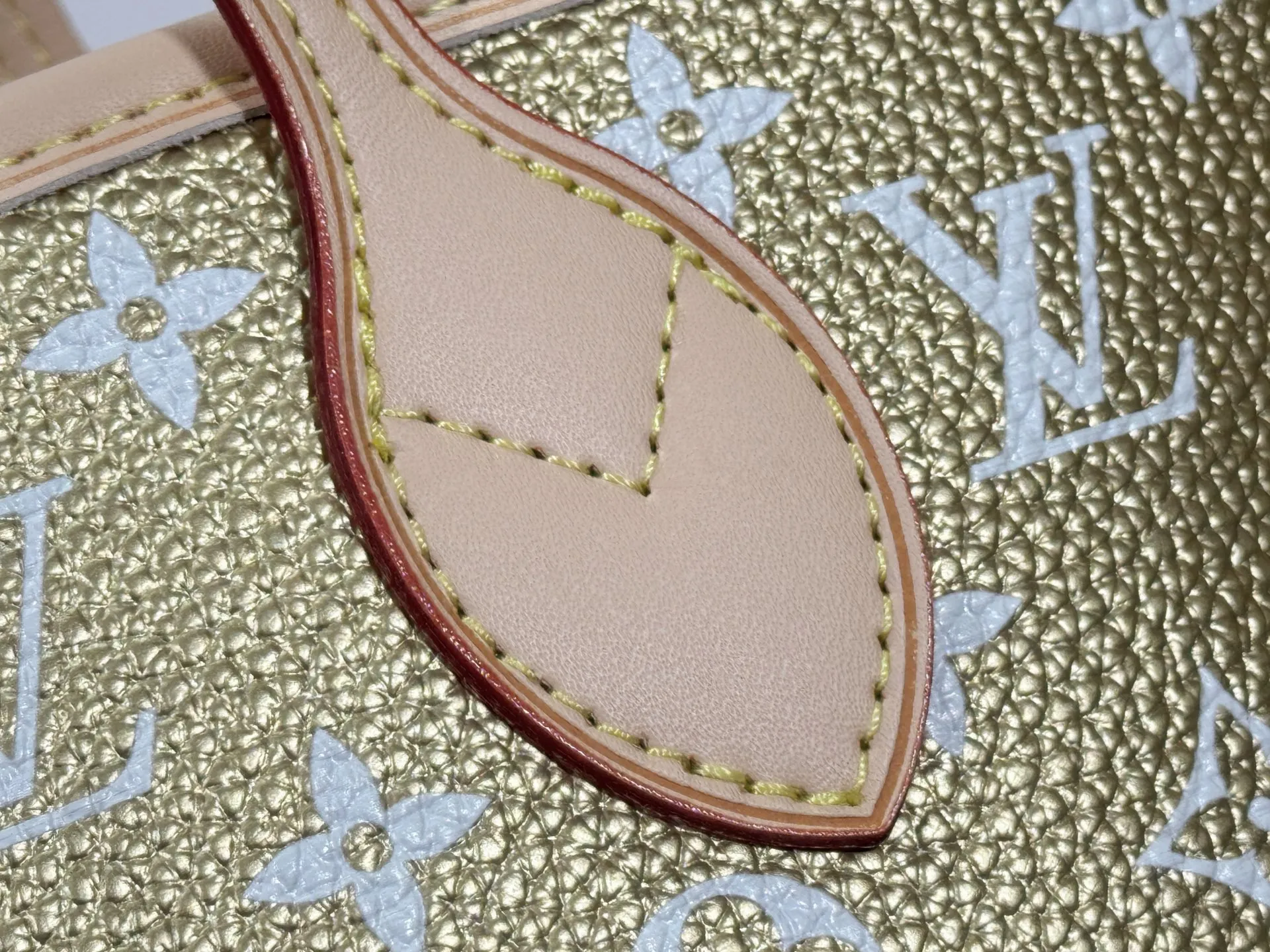 P280 Upgraded Original M45685 M40995 Neverfull handbags always meet your various handbag needs. It has a large capacity but is not bulky. It is stiff and soft to the touch, making it suitable for home and travel. Tighten the side ties and it instantly transforms into a stylish urban handbag. Loosen the straps and it transforms into a chic and practical handbag. The slender leather handle can be carried over the shoulder or between the arms. The model shown here is made of Damier Ebène canvas. Dimensions: 31.0 x 28.0 x 14.0 cm