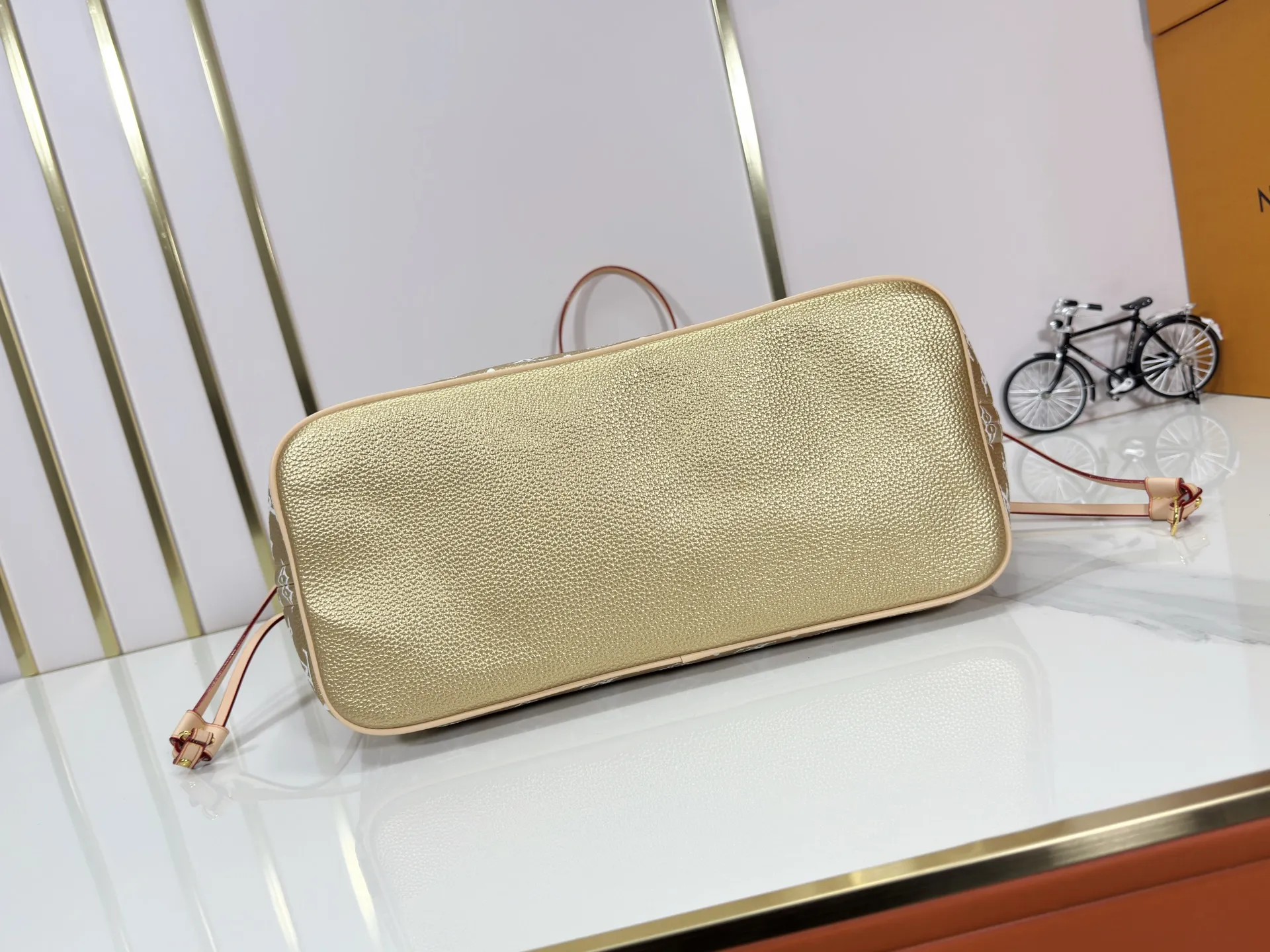 P280 Upgraded Original M45685 M40995 Neverfull handbags always meet your various handbag needs. It has a large capacity but is not bulky. It is stiff and soft to the touch, making it suitable for home and travel. Tighten the side ties and it instantly transforms into a stylish urban handbag. Loosen the straps and it transforms into a chic and practical handbag. The slender leather handle can be carried over the shoulder or between the arms. The model shown here is made of Damier Ebène canvas. Dimensions: 31.0 x 28.0 x 14.0 cm