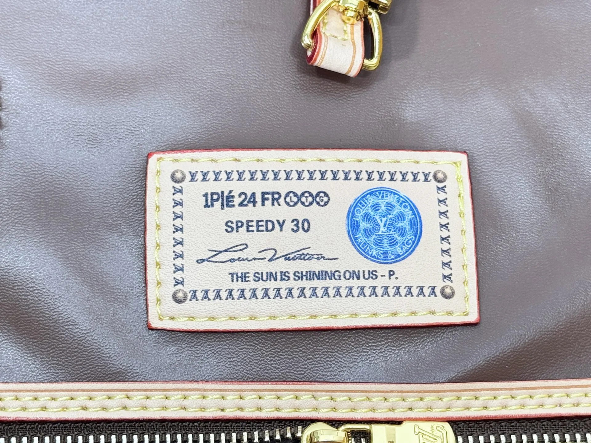 P280 Upgraded Original M45685 M40995 Neverfull handbags always meet your various handbag needs. It has a large capacity but is not bulky. It is stiff and soft to the touch, making it suitable for home and travel. Tighten the side ties and it instantly transforms into a stylish urban handbag. Loosen the straps and it transforms into a chic and practical handbag. The slender leather handle can be carried over the shoulder or between the arms. The model shown here is made of Damier Ebène canvas. Dimensions: 31.0 x 28.0 x 14.0 cm