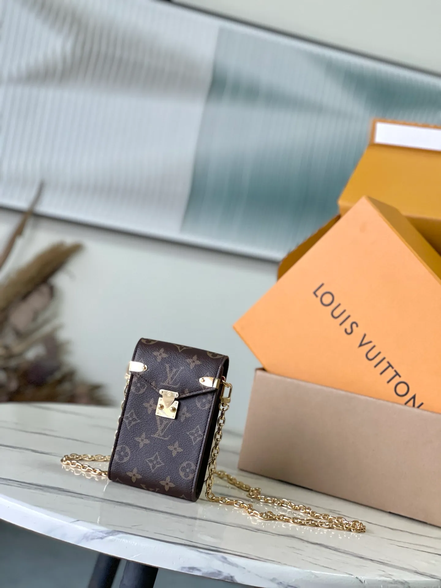 💰800 Top Original Order M13572 This Metis mobile phone bag is inspired by Louis Vuitton's classic luggage, and is made of a whole piece of Monogram canvas to create an exquisite structure. The S-lock clasp and metal corners reflect the brand's long tradition of box making. Attach the removable chain to instantly be hands-free. Dimensions: 10.4 × 17.5 × 4 cm
