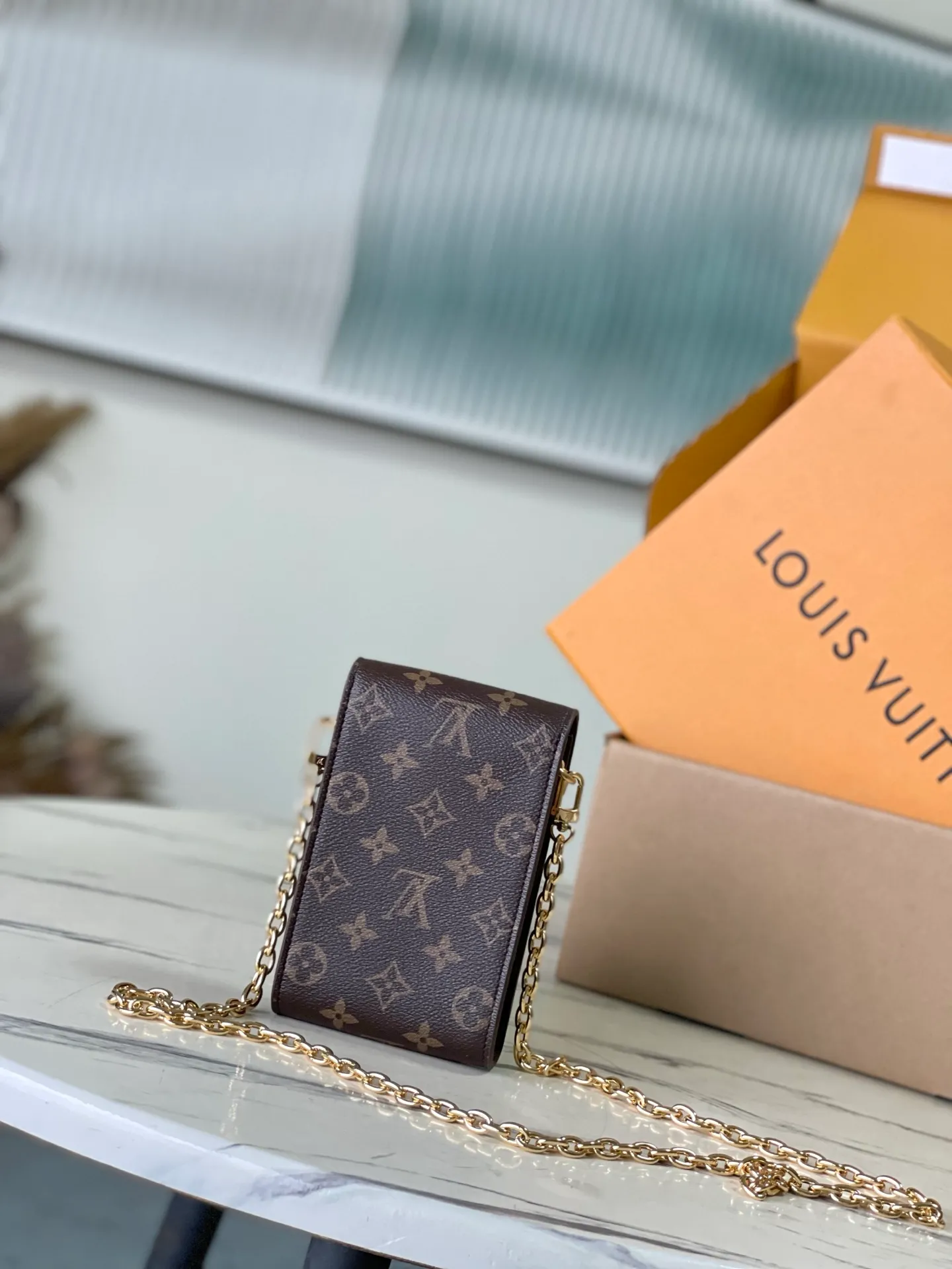 💰800 Top Original Order M13572 This Metis mobile phone bag is inspired by Louis Vuitton's classic luggage, and is made of a whole piece of Monogram canvas to create an exquisite structure. The S-lock clasp and metal corners reflect the brand's long tradition of box making. Attach the removable chain to instantly be hands-free. Dimensions: 10.4 × 17.5 × 4 cm