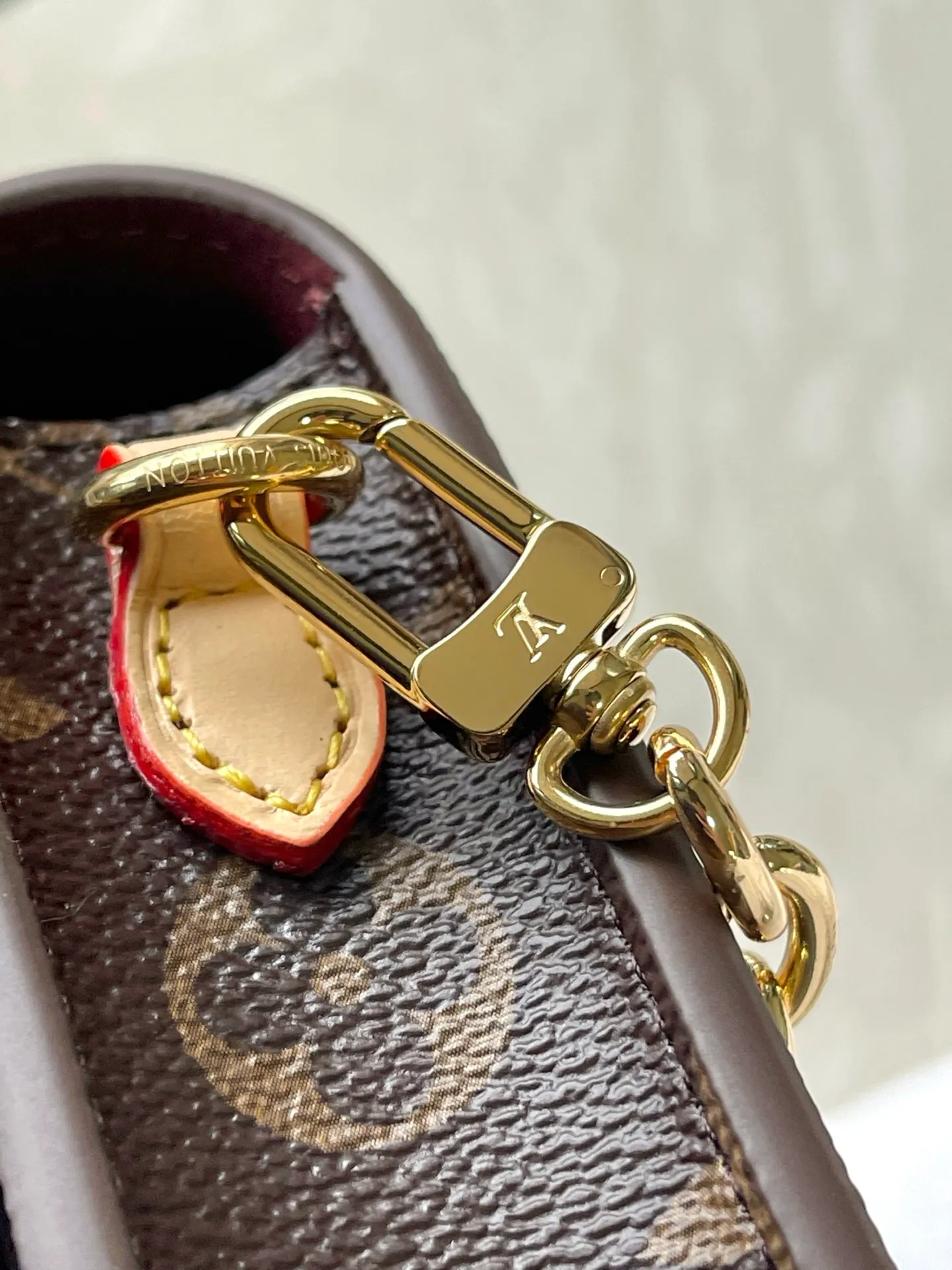 💰800 Top Original Order M13572 This Metis mobile phone bag is inspired by Louis Vuitton's classic luggage, and is made of a whole piece of Monogram canvas to create an exquisite structure. The S-lock clasp and metal corners reflect the brand's long tradition of box making. Attach the removable chain to instantly be hands-free. Dimensions: 10.4 × 17.5 × 4 cm