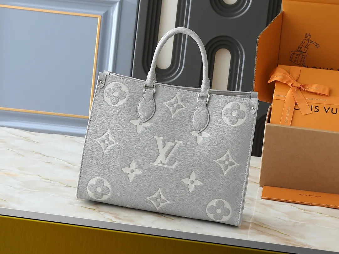 💰240💰Upgraded original M46833 ONTHEGO medium handbag M46834M45595 all black M45494 apricot print 45495 black print 45496 white print M46286 pink Monogram is a full leather embossed silk screen white and purple mommy bag shopping bag oo[Handshake][Handshake] The pattern is printed and dyed first and then embossed, which is softer than grained cowhide Its ample interior can accommodate laptops and other office supplies. The long and short handles are convenient for carrying in the hand or on the shoulder. Size: 34x26x13cm