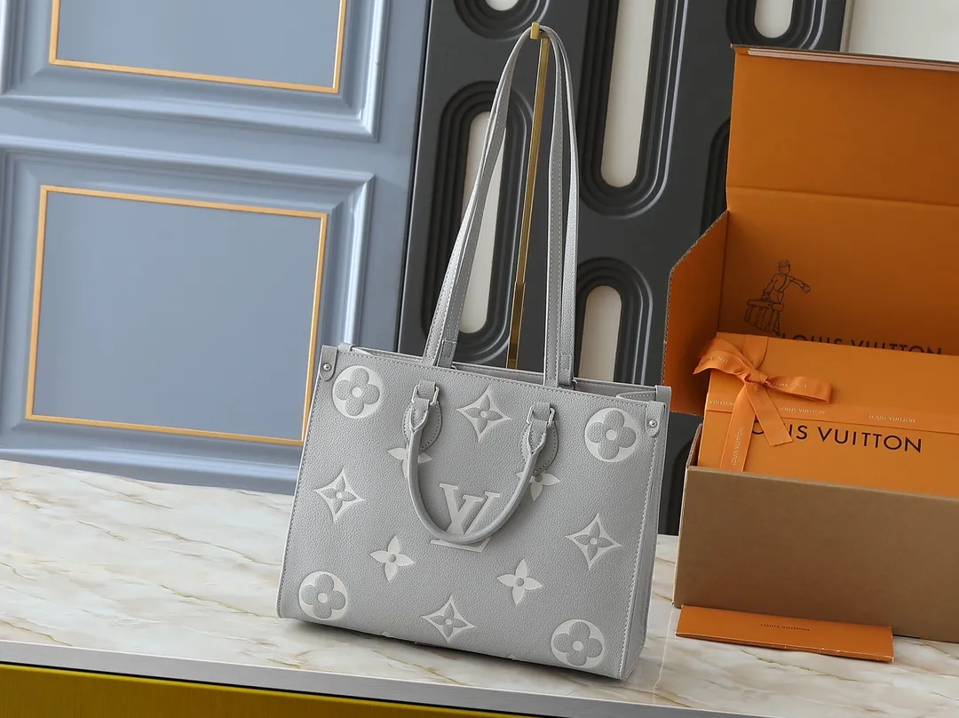 💰240💰Upgraded original M46833 ONTHEGO medium handbag M46834M45595 all black M45494 apricot print 45495 black print 45496 white print M46286 pink Monogram is a full leather embossed silk screen white and purple mommy bag shopping bag oo[Handshake][Handshake] The pattern is printed and dyed first and then embossed, which is softer than grained cowhide Its ample interior can accommodate laptops and other office supplies. The long and short handles are convenient for carrying in the hand or on the shoulder. Size: 34x26x13cm