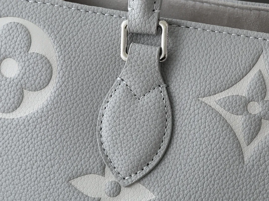 💰240💰Upgraded original M46833 ONTHEGO medium handbag M46834M45595 all black M45494 apricot print 45495 black print 45496 white print M46286 pink Monogram is a full leather embossed silk screen white and purple mommy bag shopping bag oo[Handshake][Handshake] The pattern is printed and dyed first and then embossed, which is softer than grained cowhide Its ample interior can accommodate laptops and other office supplies. The long and short handles are convenient for carrying in the hand or on the shoulder. Size: 34x26x13cm