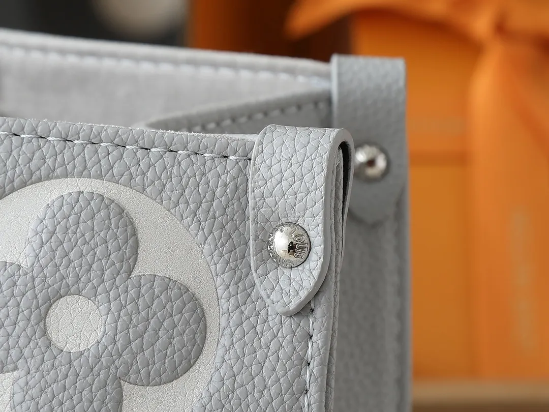 💰240💰Upgraded original M46833 ONTHEGO medium handbag M46834M45595 all black M45494 apricot print 45495 black print 45496 white print M46286 pink Monogram is a full leather embossed silk screen white and purple mommy bag shopping bag oo[Handshake][Handshake] The pattern is printed and dyed first and then embossed, which is softer than grained cowhide Its ample interior can accommodate laptops and other office supplies. The long and short handles are convenient for carrying in the hand or on the shoulder. Size: 34x26x13cm