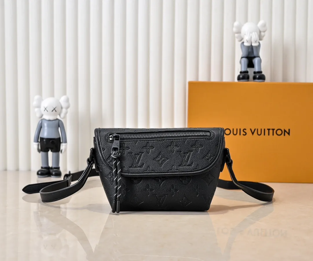 💰220💰Upgraded from the original M12681 M12806 M12636 This Pulse mini handbag is made of Monogram Eclipse coated canvas, conveying modern style with simple lines and sporty elements. Its compact construction houses the main compartment and a zipped pocket on the flap with a corded zipper pull. 16 x 5 x 22.5 cm (height x width x length)