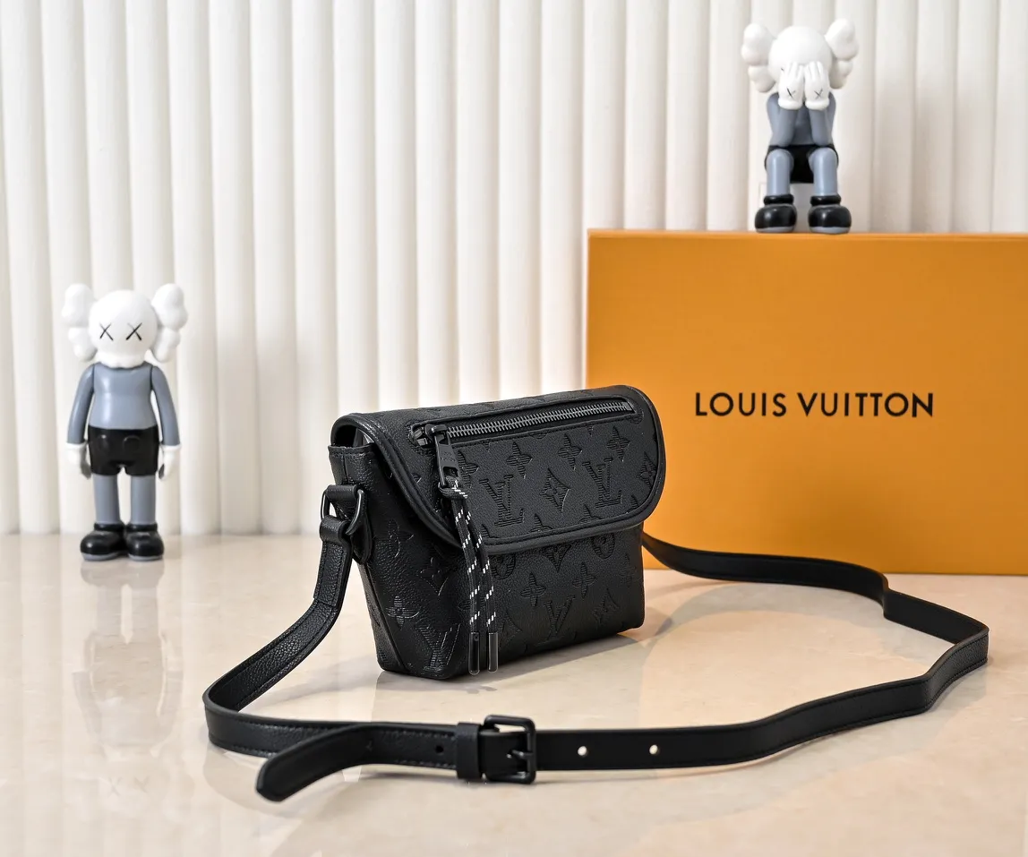 💰220💰Upgraded from the original M12681 M12806 M12636 This Pulse mini handbag is made of Monogram Eclipse coated canvas, conveying modern style with simple lines and sporty elements. Its compact construction houses the main compartment and a zipped pocket on the flap with a corded zipper pull. 16 x 5 x 22.5 cm (height x width x length)
