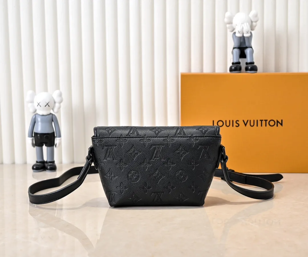 💰220💰Upgraded from the original M12681 M12806 M12636 This Pulse mini handbag is made of Monogram Eclipse coated canvas, conveying modern style with simple lines and sporty elements. Its compact construction houses the main compartment and a zipped pocket on the flap with a corded zipper pull. 16 x 5 x 22.5 cm (height x width x length)