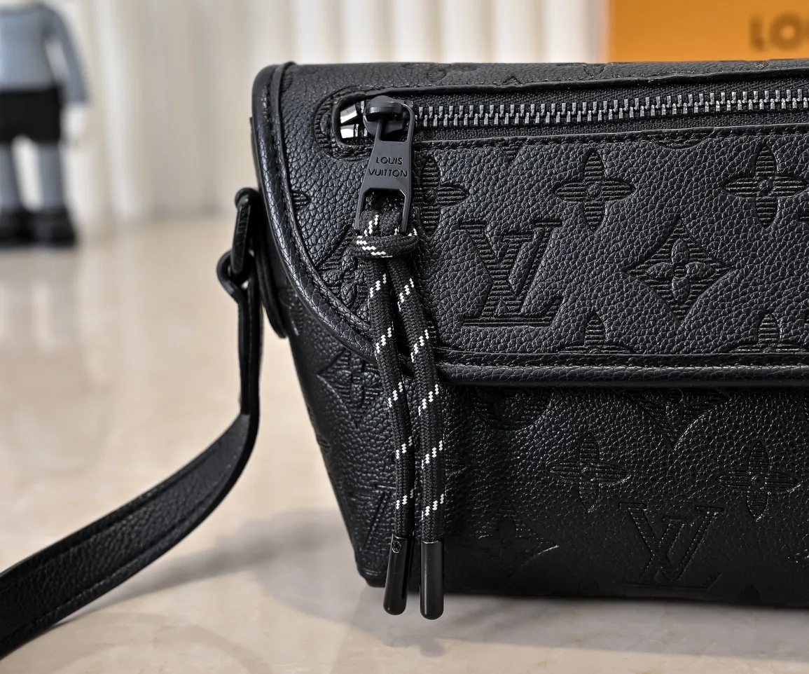 💰220💰Upgraded from the original M12681 M12806 M12636 This Pulse mini handbag is made of Monogram Eclipse coated canvas, conveying modern style with simple lines and sporty elements. Its compact construction houses the main compartment and a zipped pocket on the flap with a corded zipper pull. 16 x 5 x 22.5 cm (height x width x length)