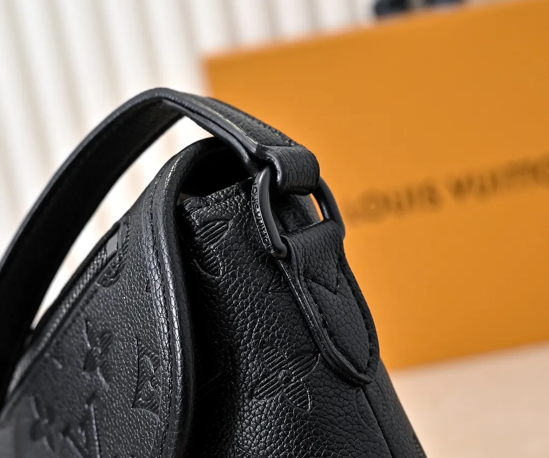💰220💰Upgraded from the original M12681 M12806 M12636 This Pulse mini handbag is made of Monogram Eclipse coated canvas, conveying modern style with simple lines and sporty elements. Its compact construction houses the main compartment and a zipped pocket on the flap with a corded zipper pull. 16 x 5 x 22.5 cm (height x width x length)