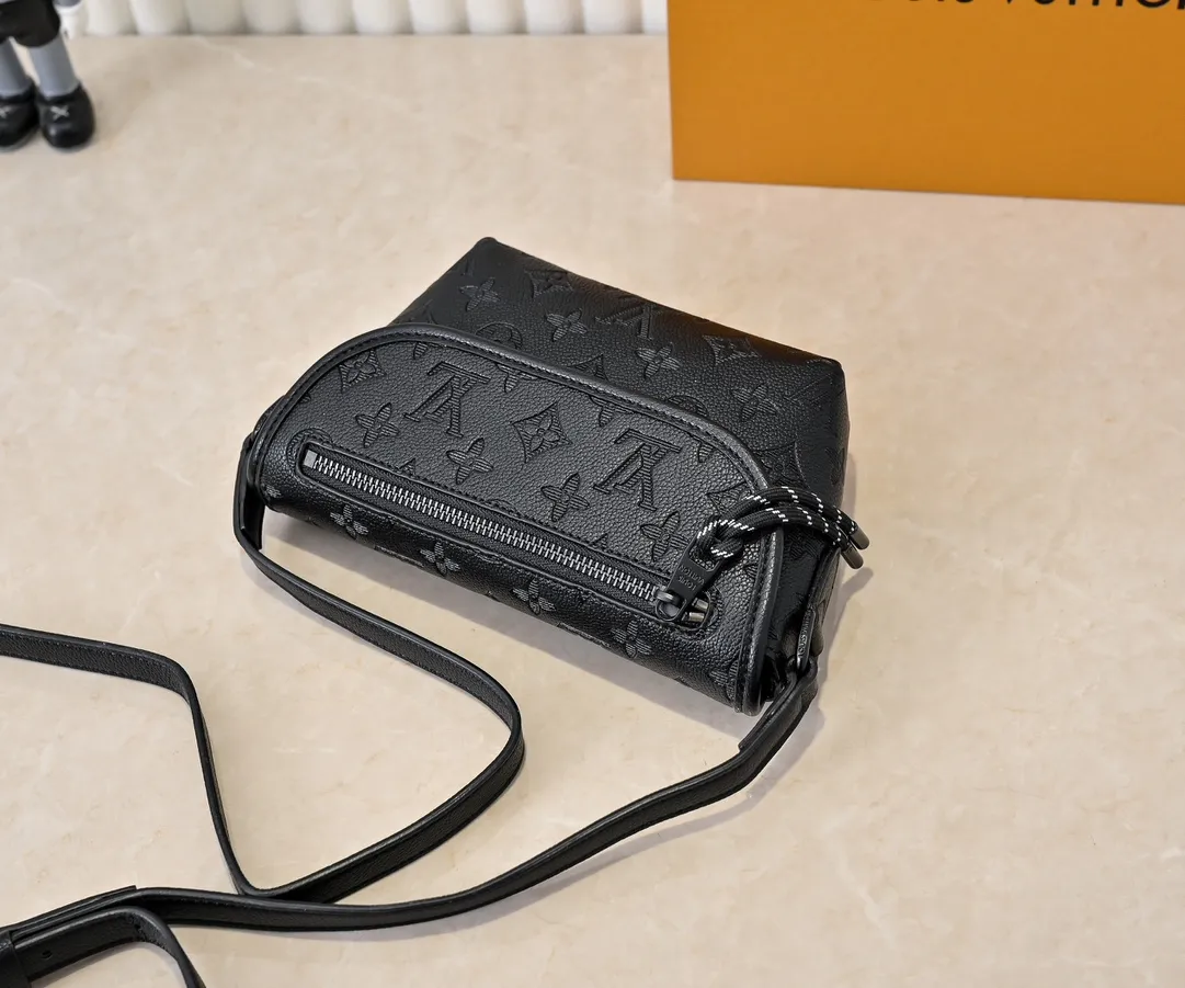💰220💰Upgraded from the original M12681 M12806 M12636 This Pulse mini handbag is made of Monogram Eclipse coated canvas, conveying modern style with simple lines and sporty elements. Its compact construction houses the main compartment and a zipped pocket on the flap with a corded zipper pull. 16 x 5 x 22.5 cm (height x width x length)
