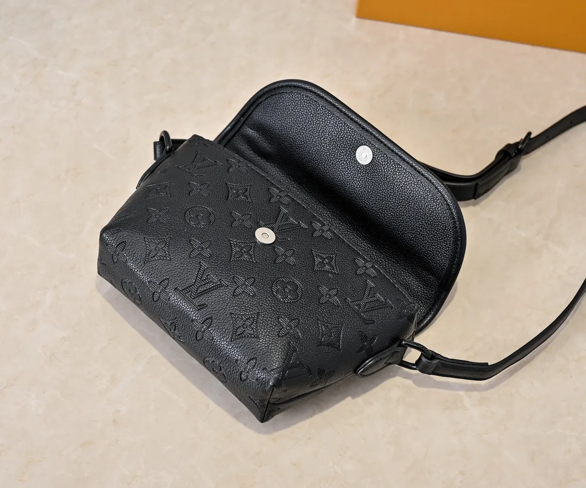 💰220💰Upgraded from the original M12681 M12806 M12636 This Pulse mini handbag is made of Monogram Eclipse coated canvas, conveying modern style with simple lines and sporty elements. Its compact construction houses the main compartment and a zipped pocket on the flap with a corded zipper pull. 16 x 5 x 22.5 cm (height x width x length)