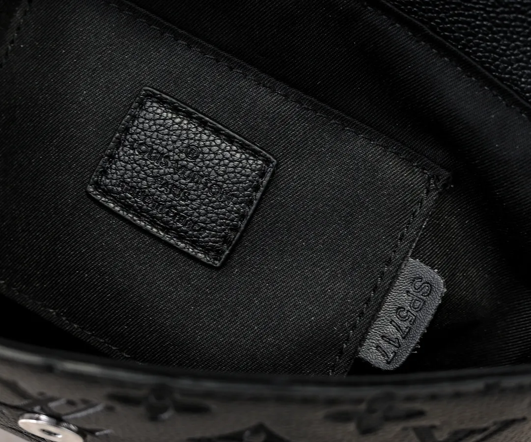💰220💰Upgraded from the original M12681 M12806 M12636 This Pulse mini handbag is made of Monogram Eclipse coated canvas, conveying modern style with simple lines and sporty elements. Its compact construction houses the main compartment and a zipped pocket on the flap with a corded zipper pull. 16 x 5 x 22.5 cm (height x width x length)