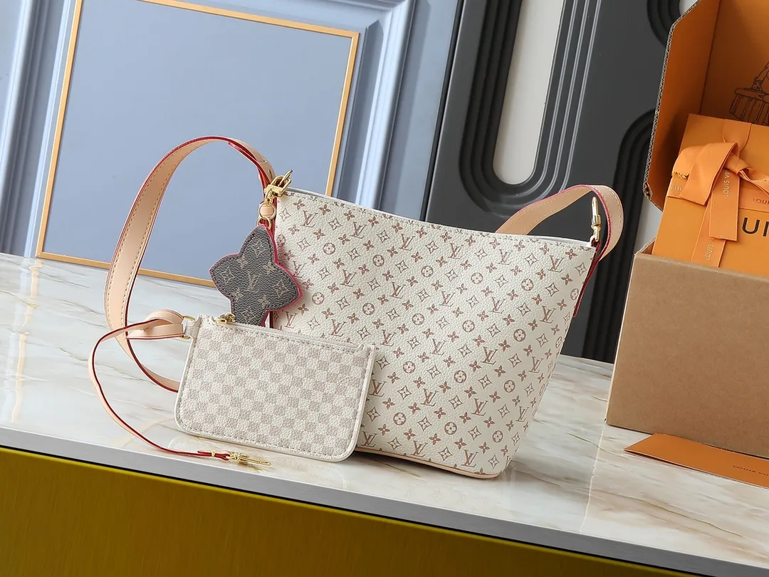 💰240💰Upgraded Original M15130 M12926 M12925 [All In BB Handbag] This pre-fall 2025 All In BB showcases LV Romance animation, combining two iconic House patterns: Monogram and Damier. It's made from calfskin and embellished with the signature padlock and exclusive Bloom charm. The interior is sized for everyday essentials and includes a removable zipper pocket for smaller items. Dimensions: 16 x 18 x 12 cm (LxHxW)