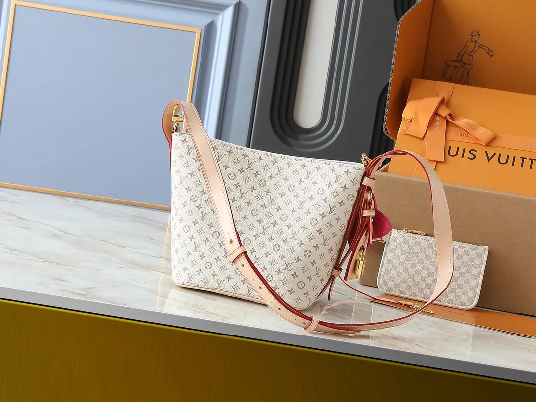 💰240💰Upgraded Original M15130 M12926 M12925 [All In BB Handbag] This pre-fall 2025 All In BB showcases LV Romance animation, combining two iconic House patterns: Monogram and Damier. It's made from calfskin and embellished with the signature padlock and exclusive Bloom charm. The interior is sized for everyday essentials and includes a removable zipper pocket for smaller items. Dimensions: 16 x 18 x 12 cm (LxHxW)